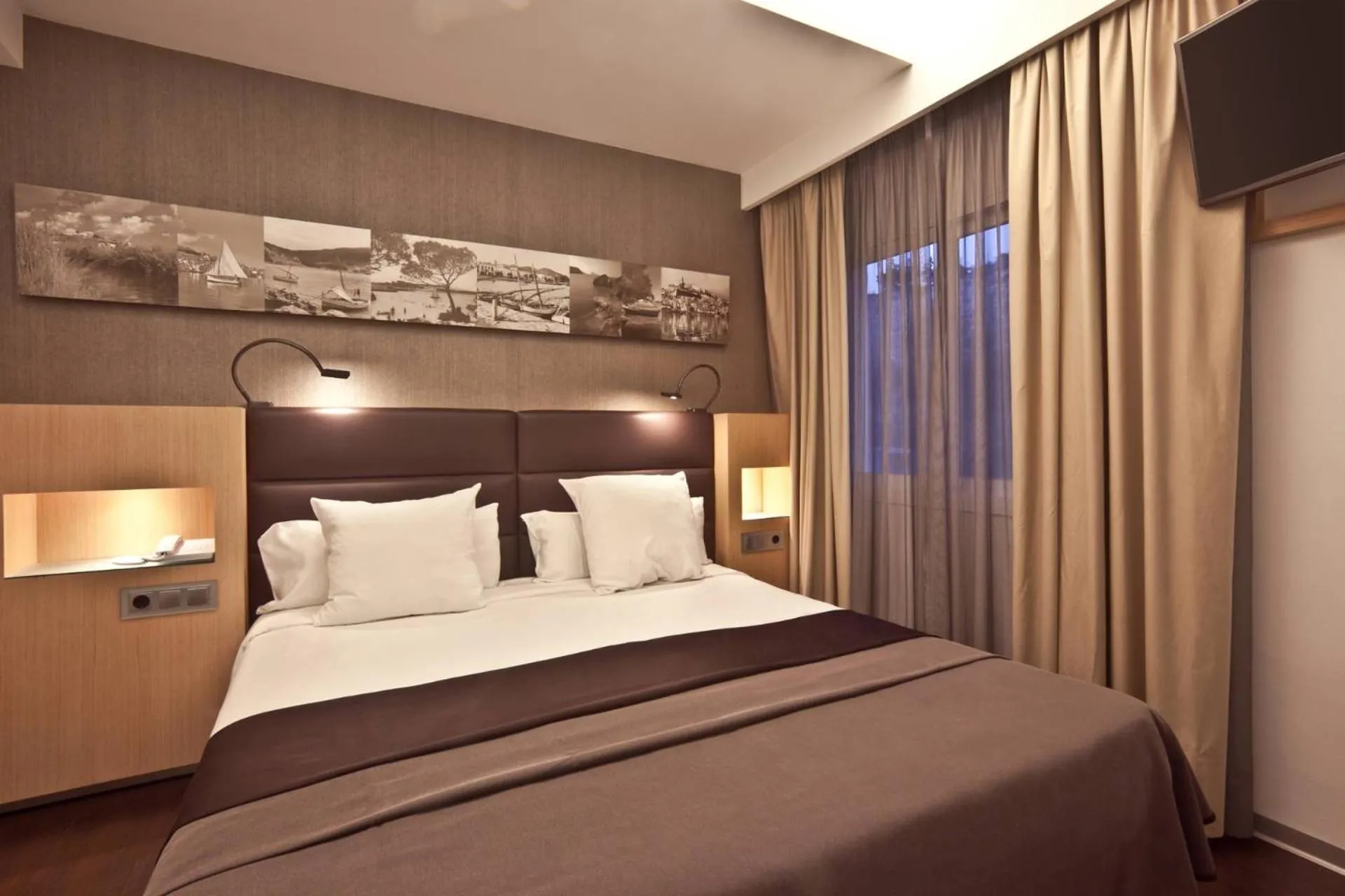 Photo of the whole room, Bed in Ocean Drive Ibiza