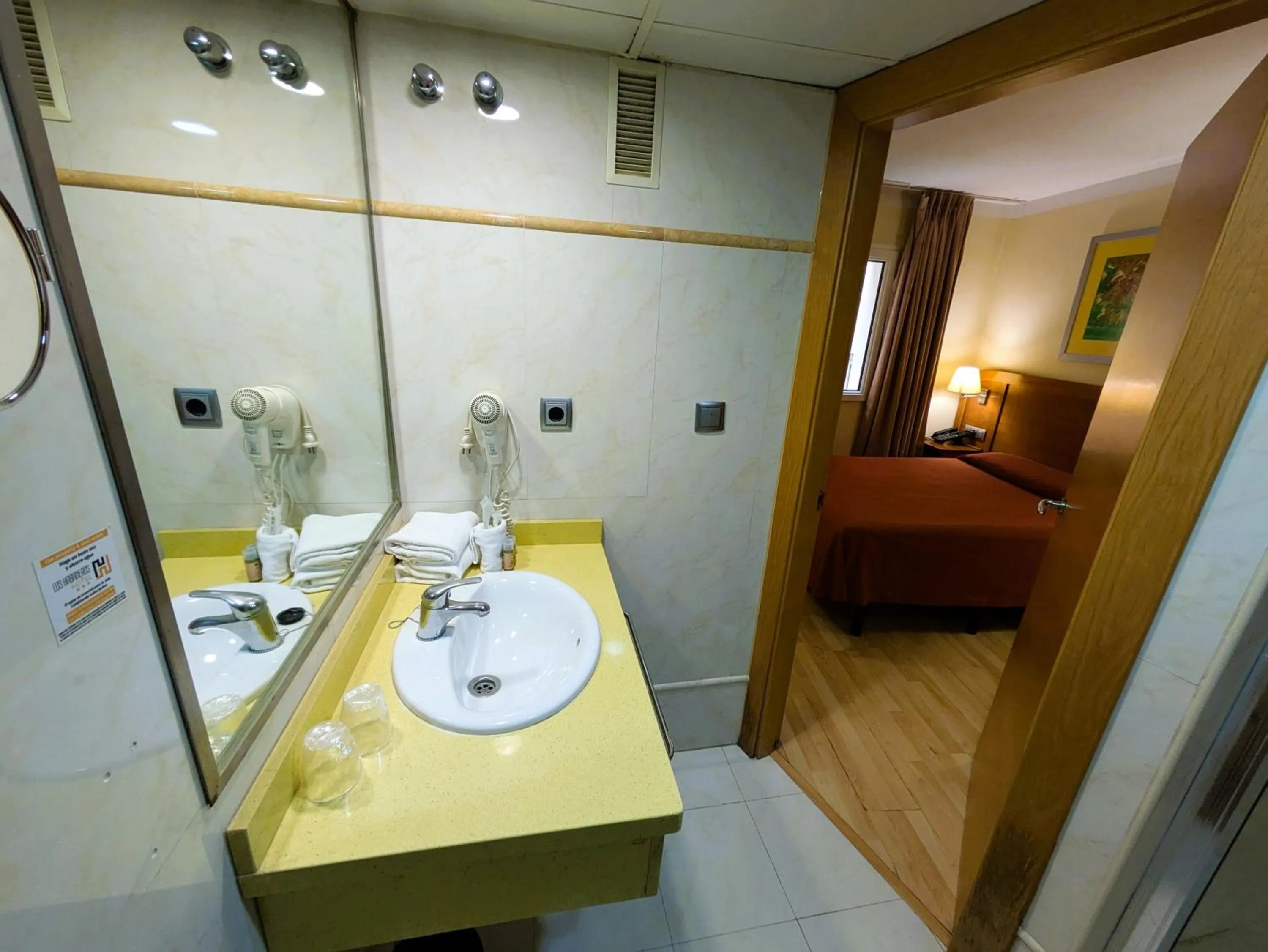 Bathroom, Bed in Hotel Los Habaneros