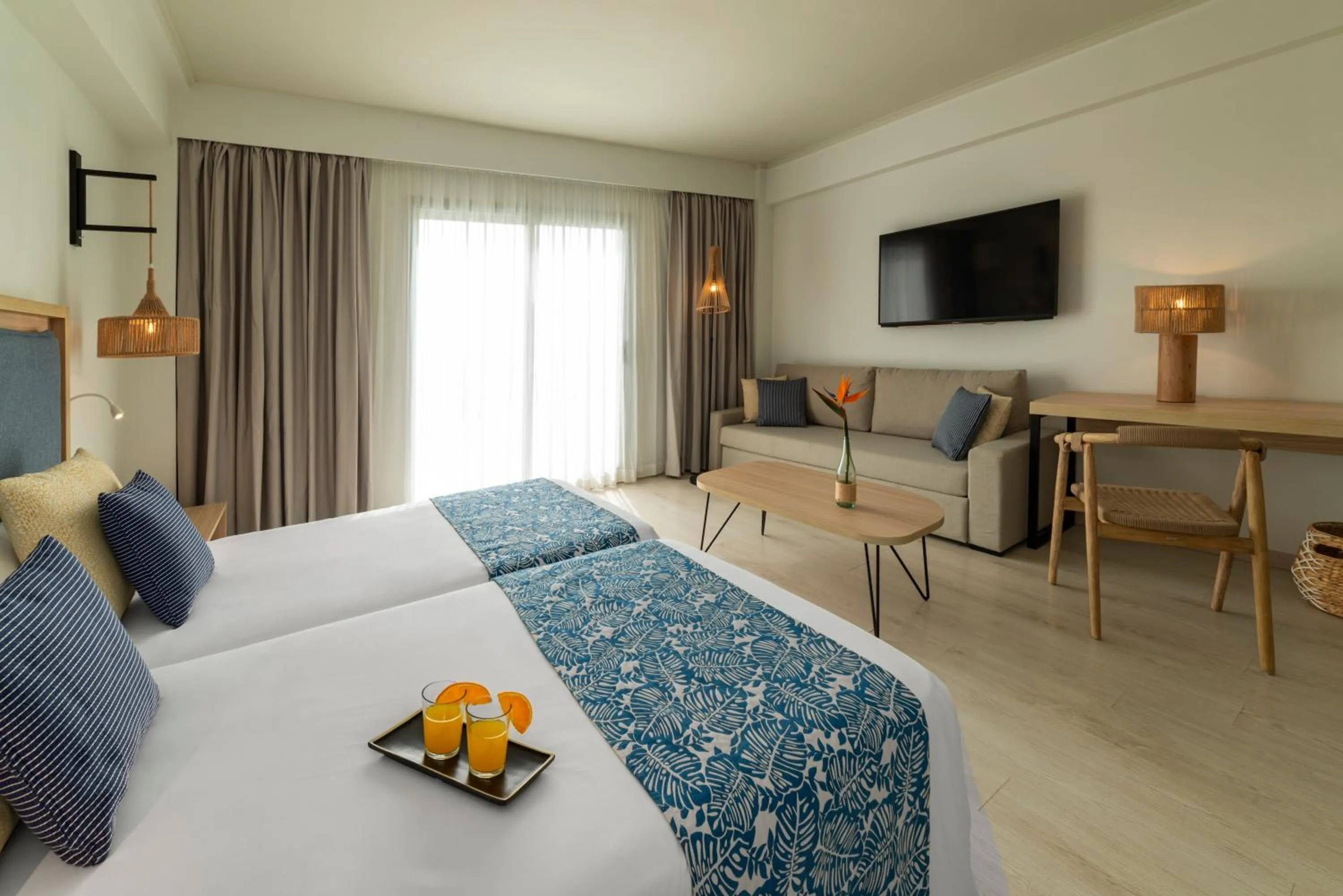 Living room, Bed in Hotel Cabogata Jardín