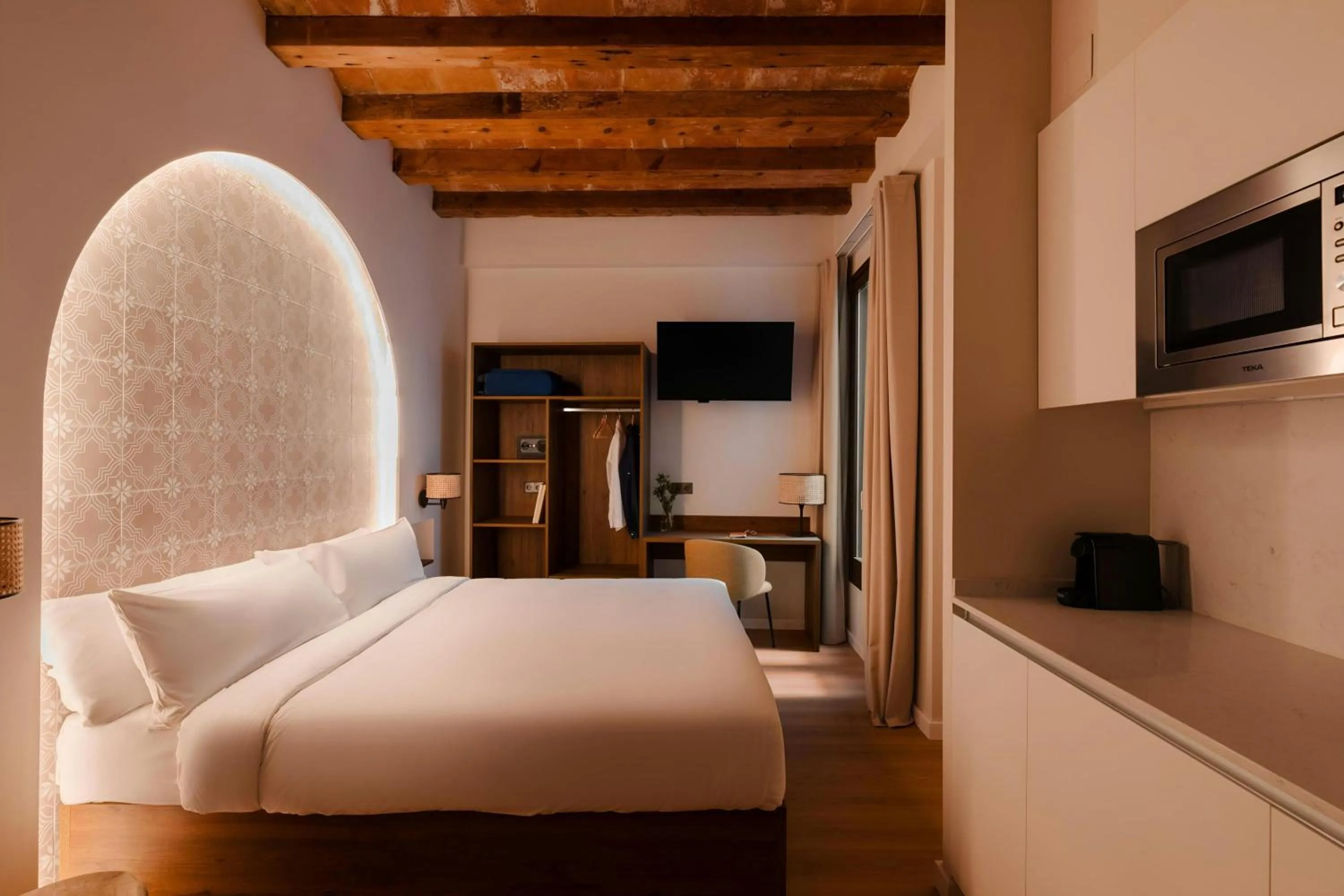 Bedroom, Bed in Los Arcos Hotel Gothic Quarter, Sonder by Marriott Bonvoy