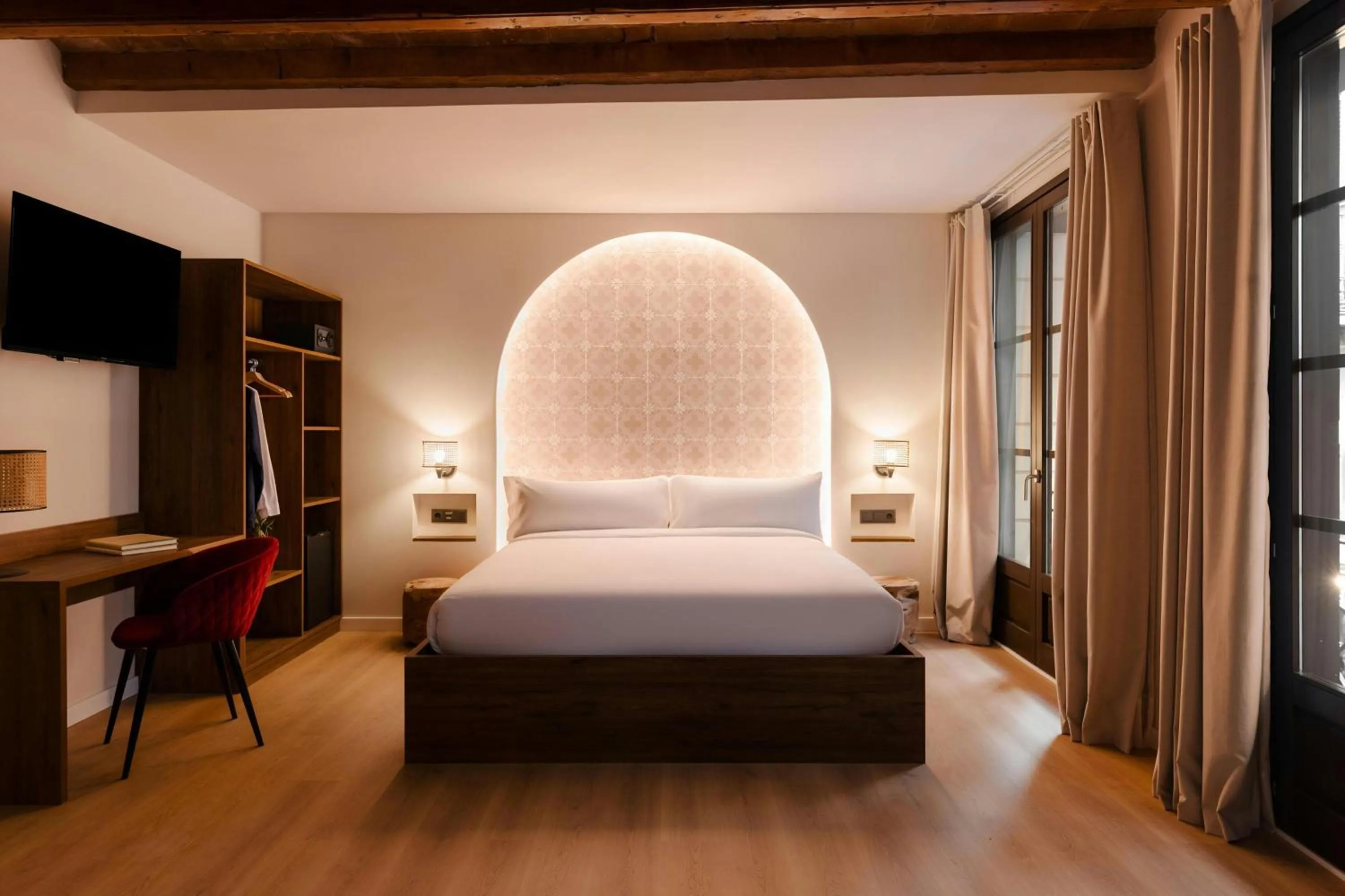 Bedroom, Bed in Los Arcos Hotel Gothic Quarter, Sonder by Marriott Bonvoy