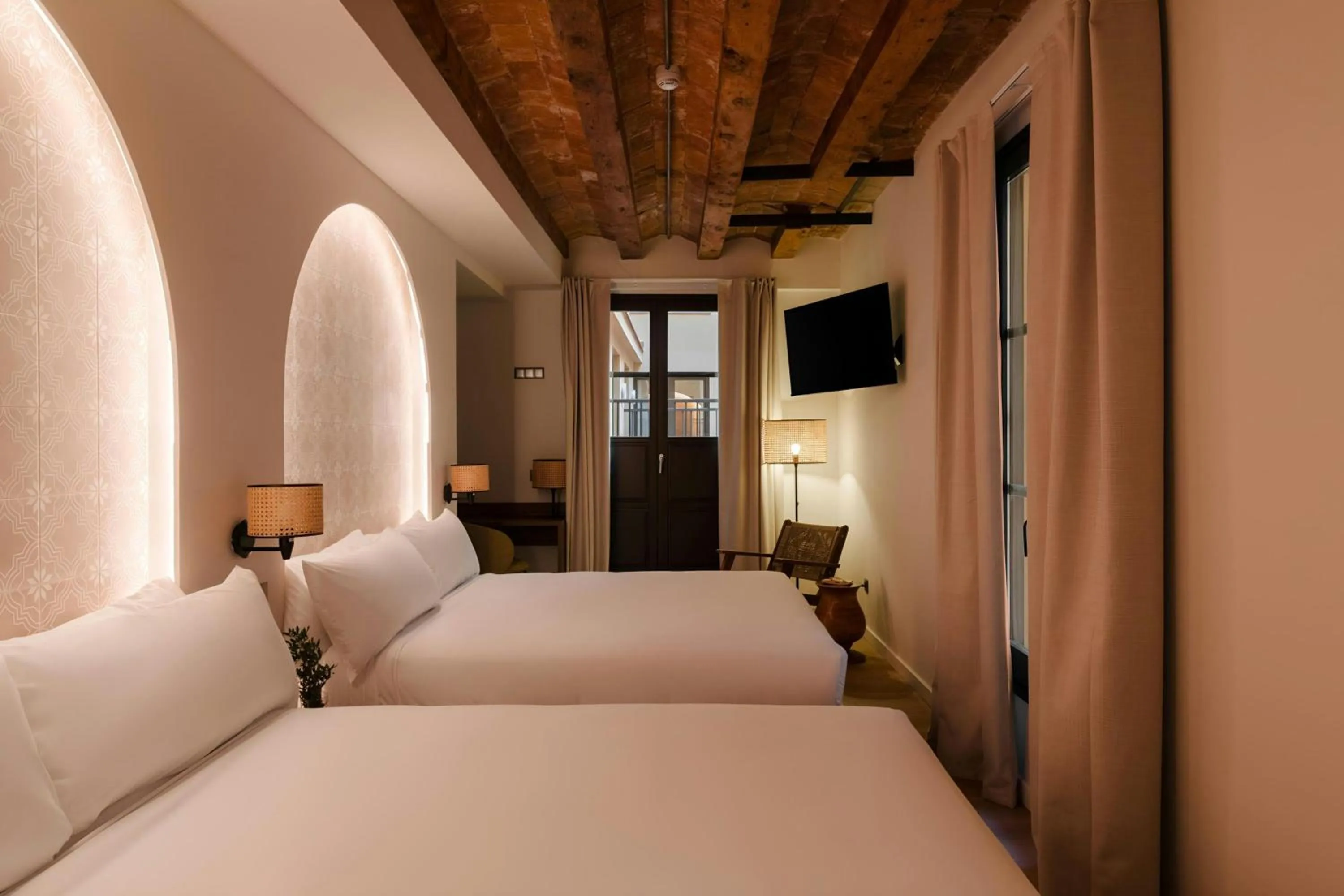 Bedroom, Bed in Los Arcos Hotel Gothic Quarter, Sonder by Marriott Bonvoy