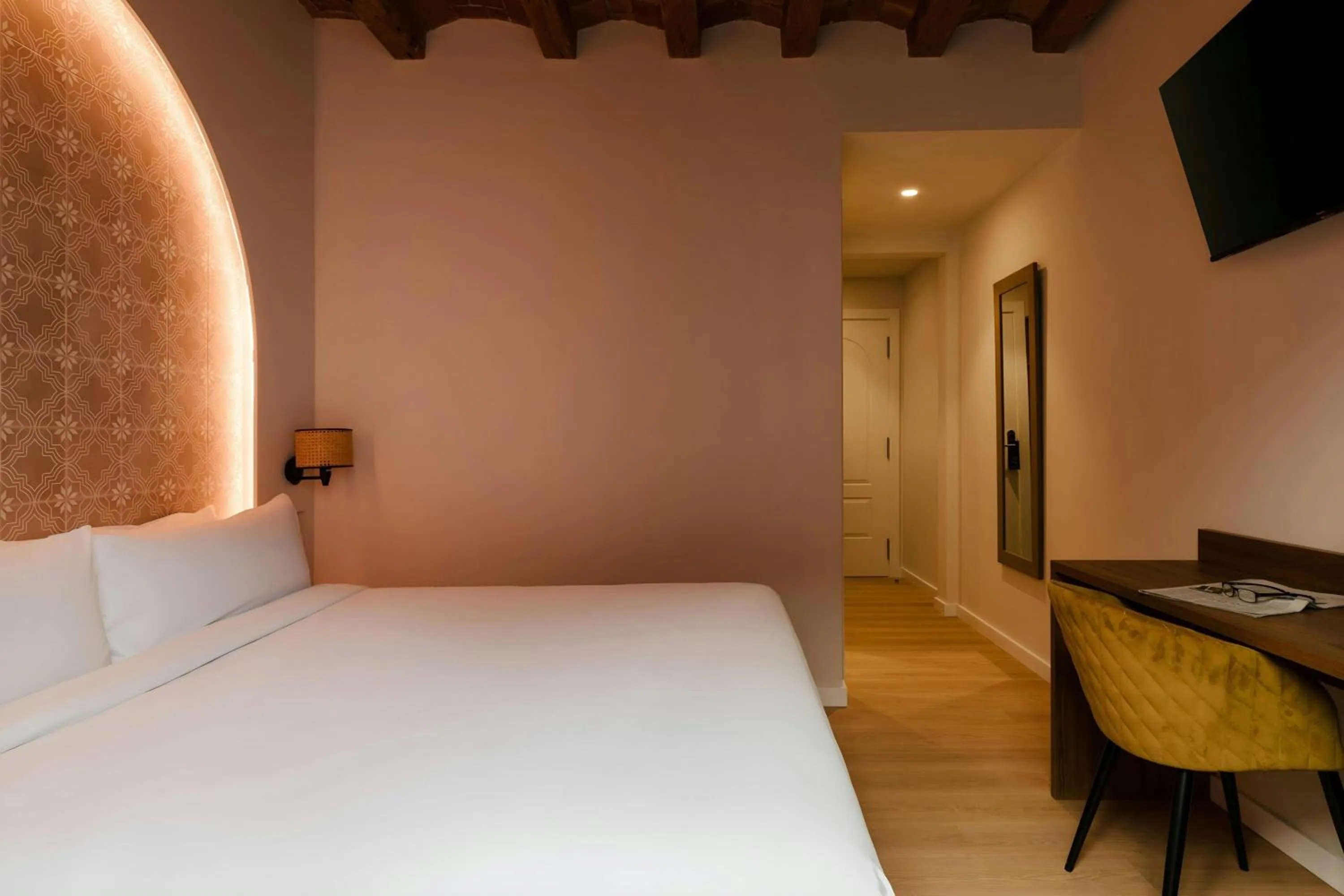 Bedroom, Bed in Los Arcos Hotel Gothic Quarter, Sonder by Marriott Bonvoy