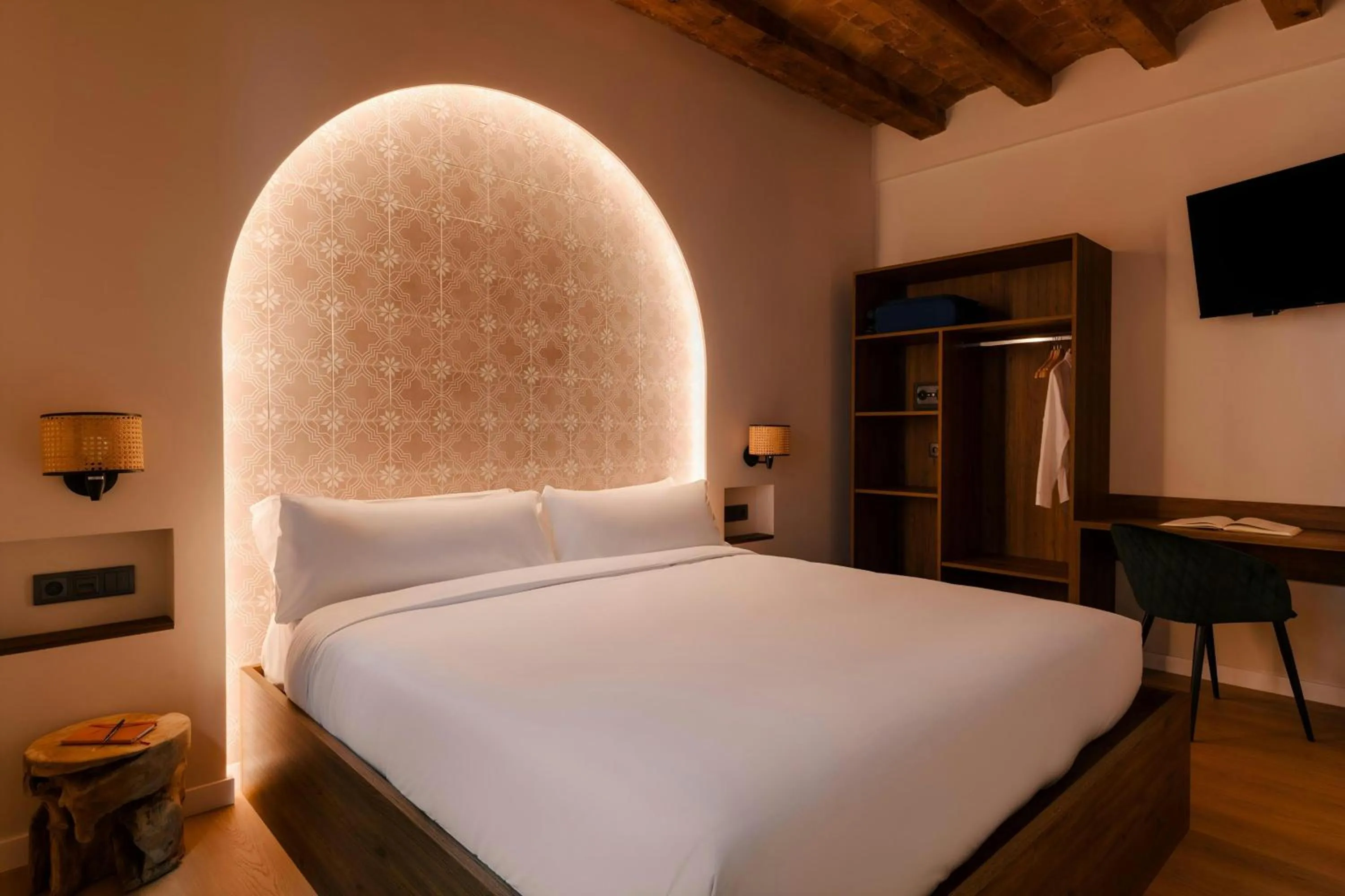Bedroom, Bed in Los Arcos Hotel Gothic Quarter, Sonder by Marriott Bonvoy
