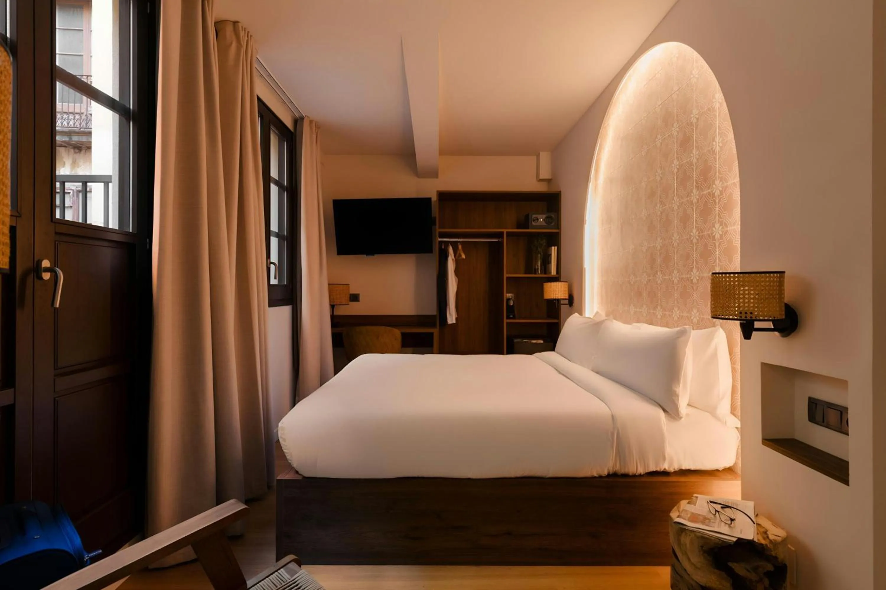 Bedroom, Bed in Los Arcos Hotel Gothic Quarter, Sonder by Marriott Bonvoy