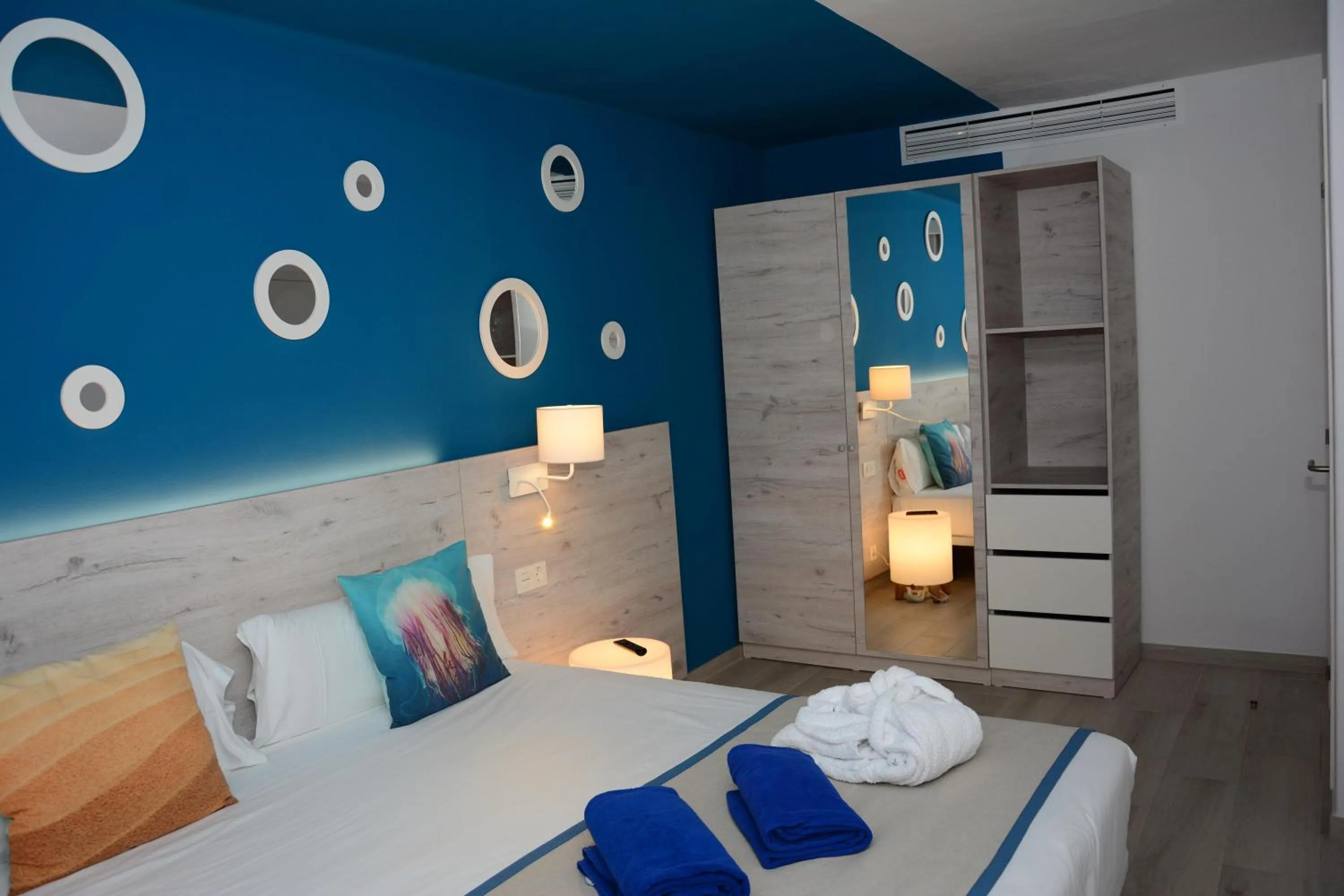 Photo of the whole room, Bed in R2 Bahia Kontiki