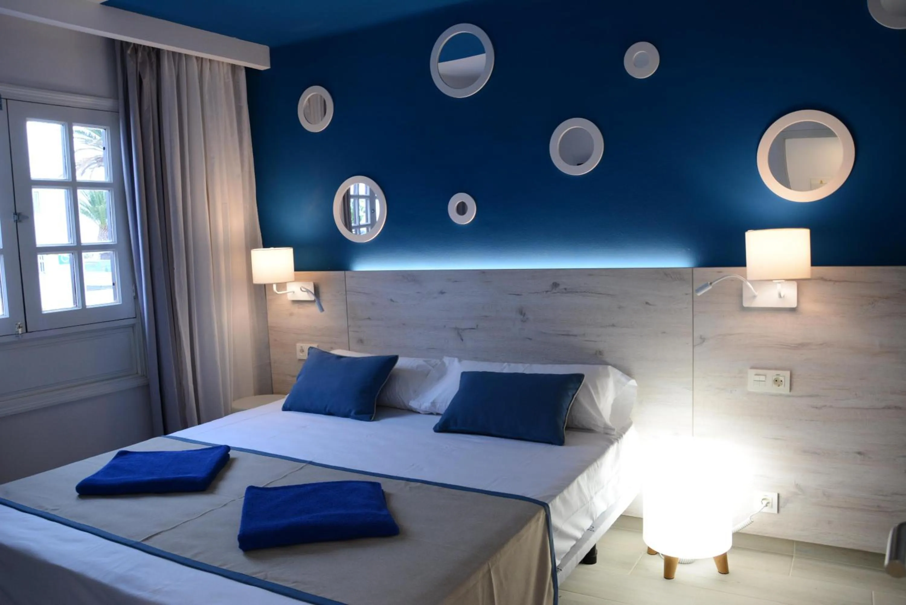 Photo of the whole room, Bed in R2 Bahia Kontiki