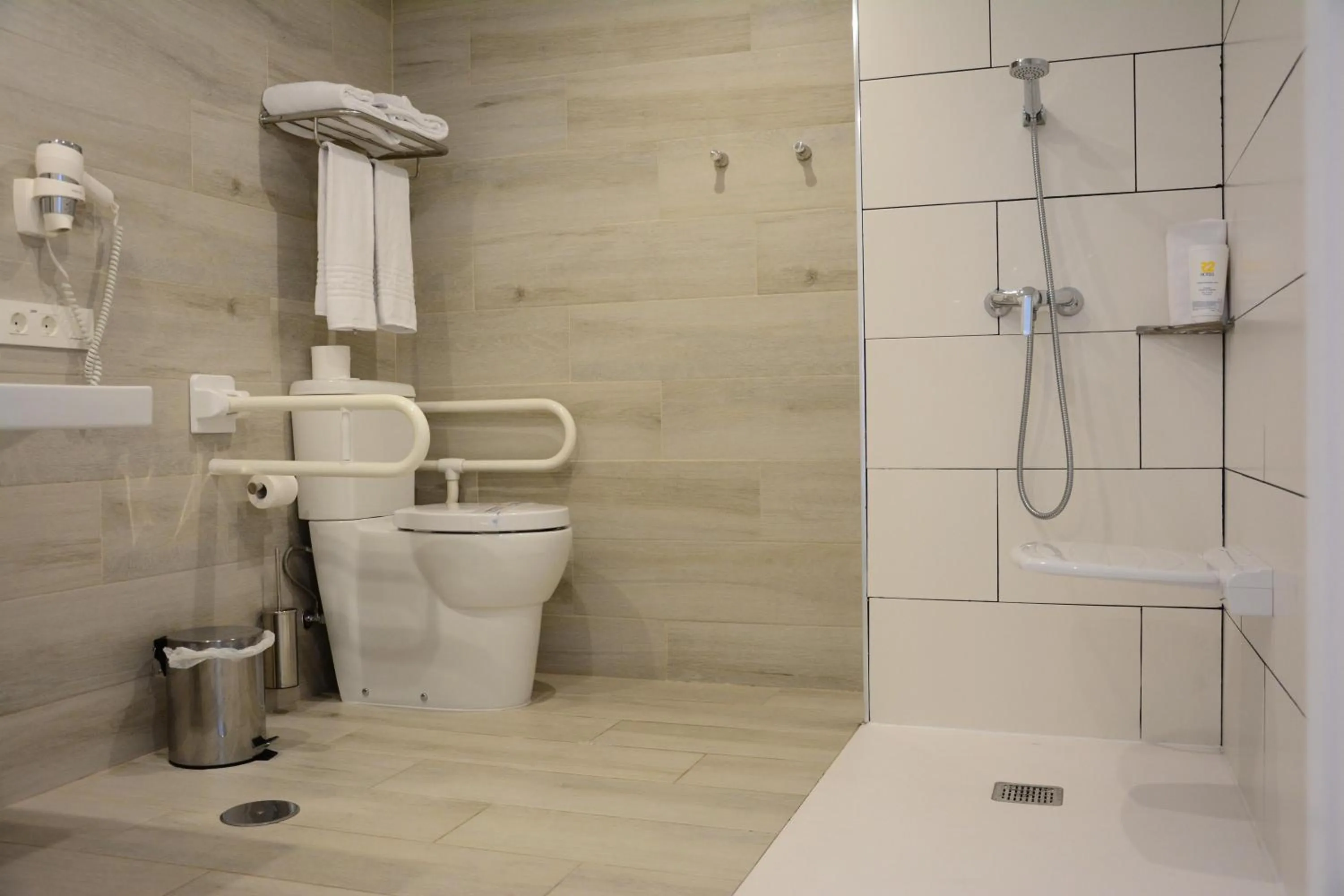 Shower in R2 Bahia Kontiki