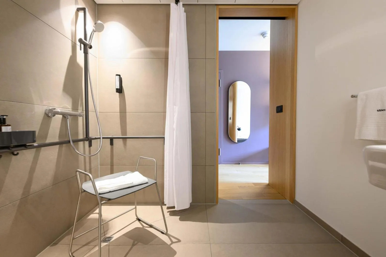 Budget Double Room - Disability Access in Stoos Lodge