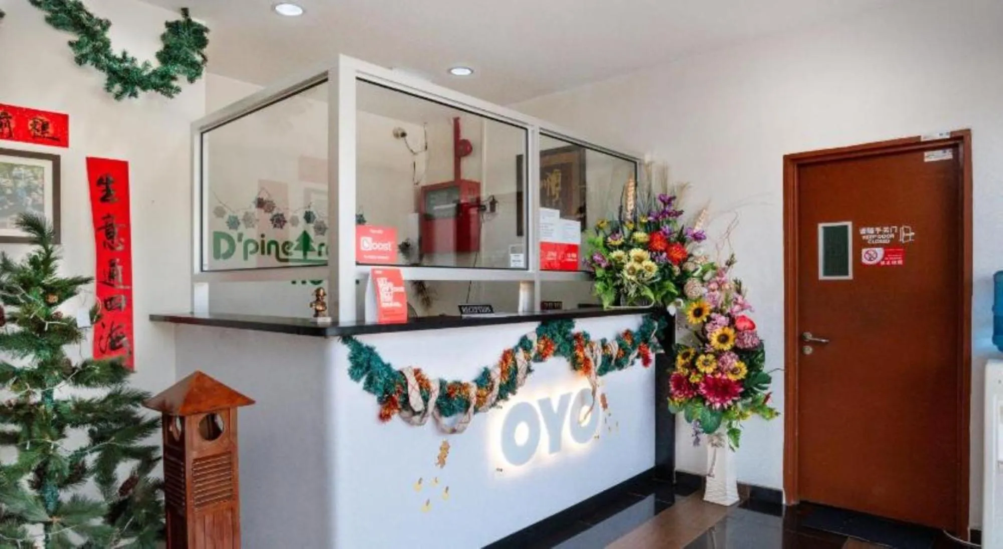 Lobby or reception in D'Pinetrees Hotel