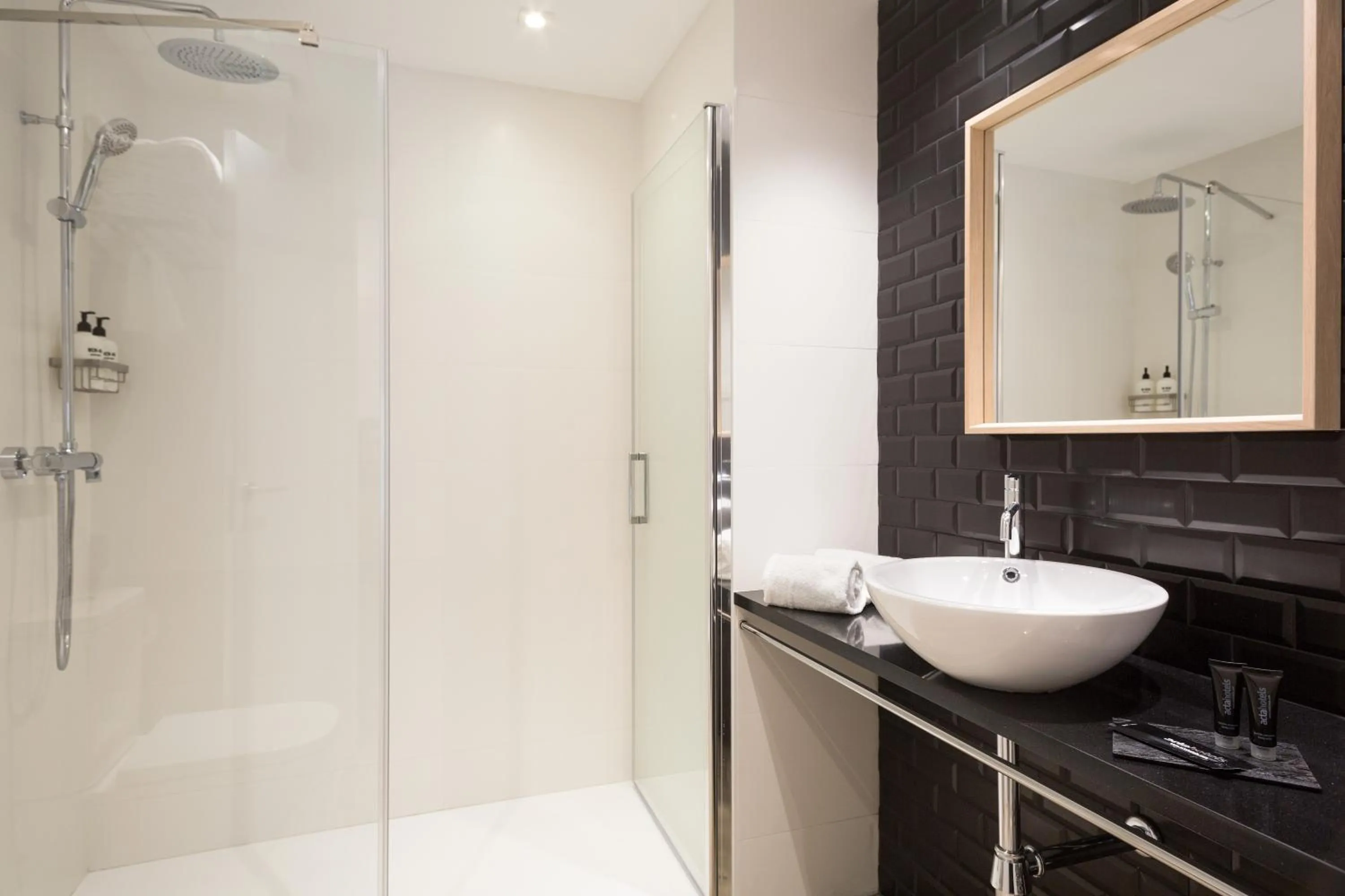 Shower in Acta BCN 40