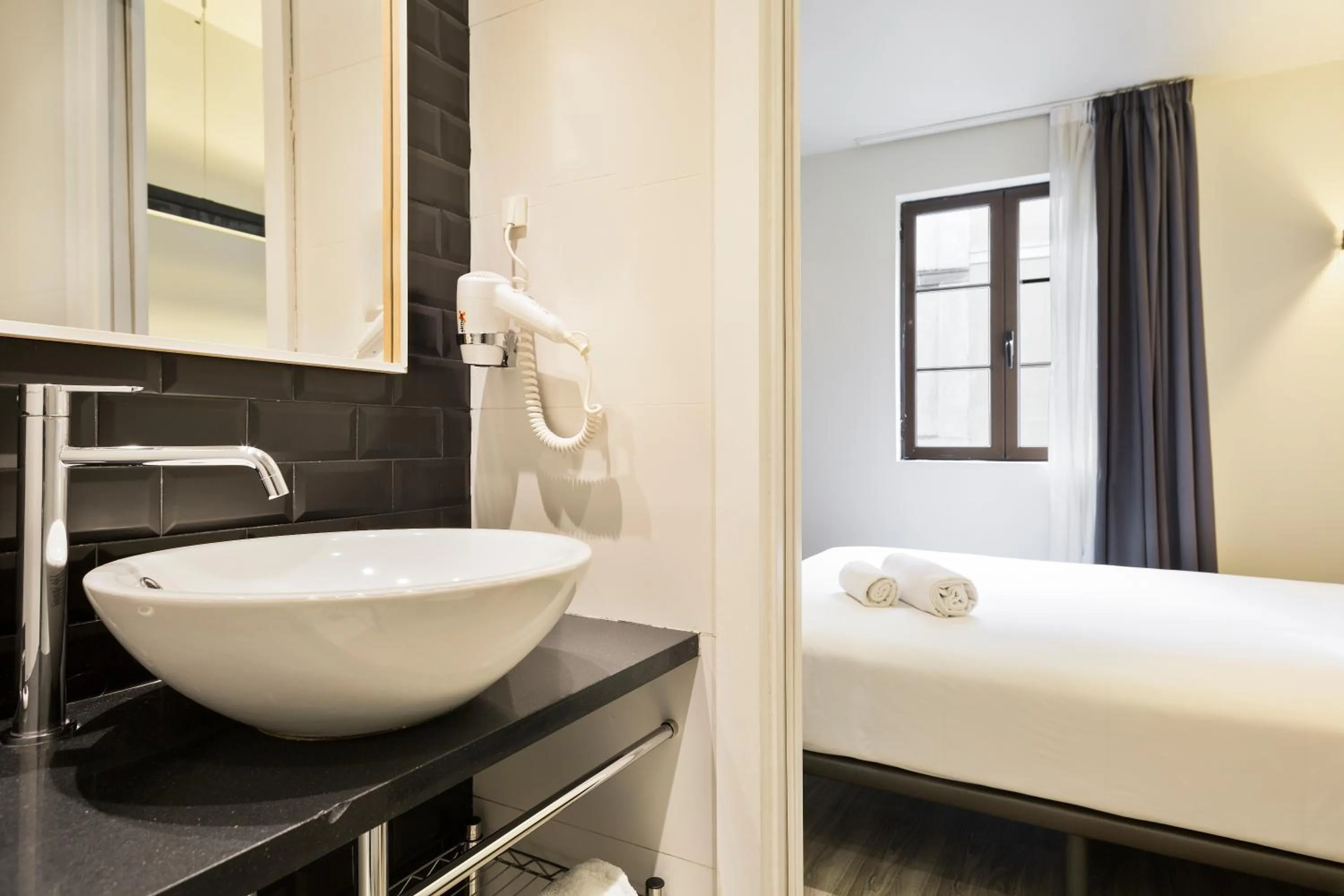Bathroom, Bed in Acta BCN 40