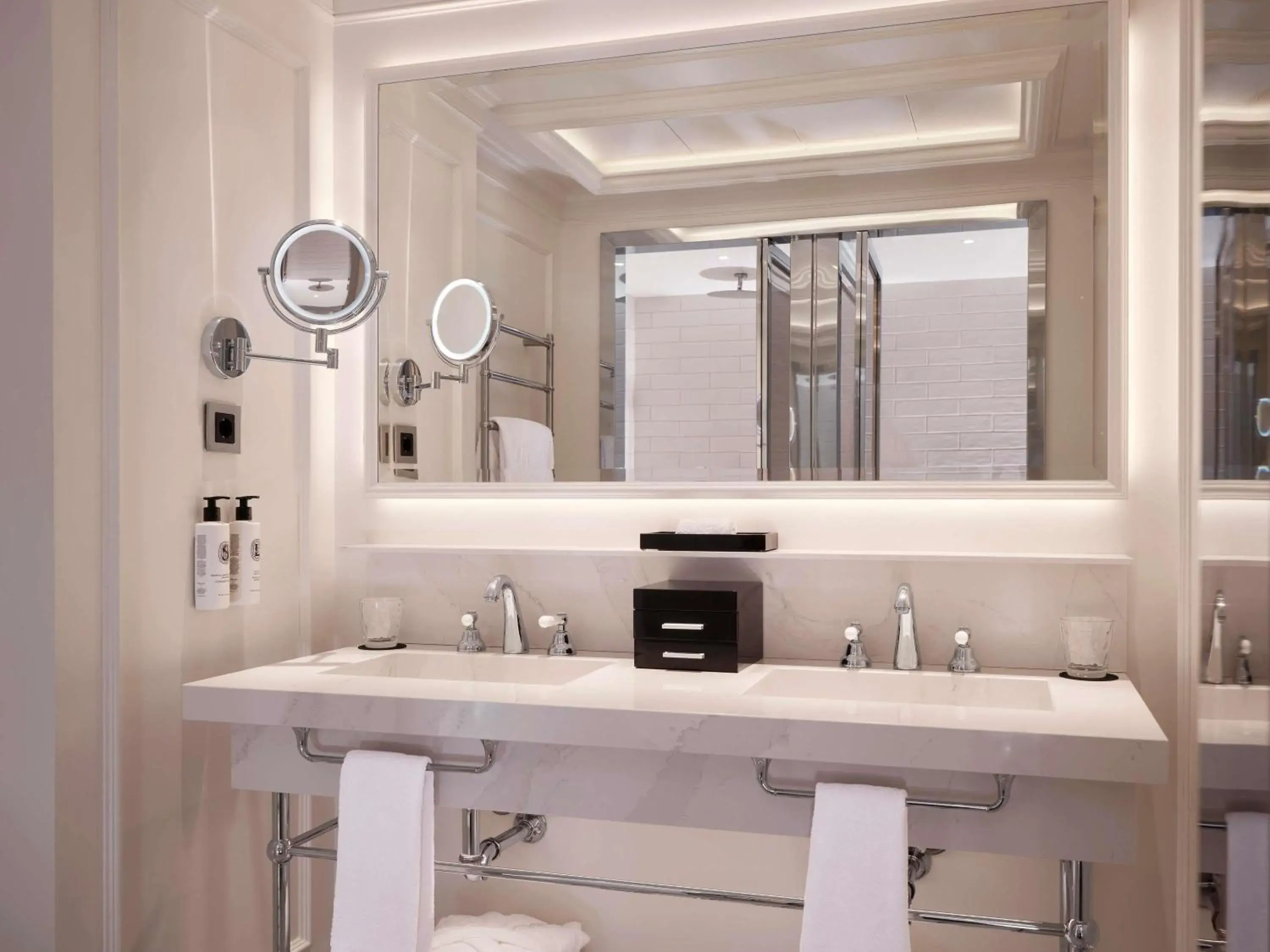 Luxury Double Room with Balcony and View in Sofitel Barcelona Skipper Luxury Double Room with Balcony and View in Sofitel Barcelona Skipper