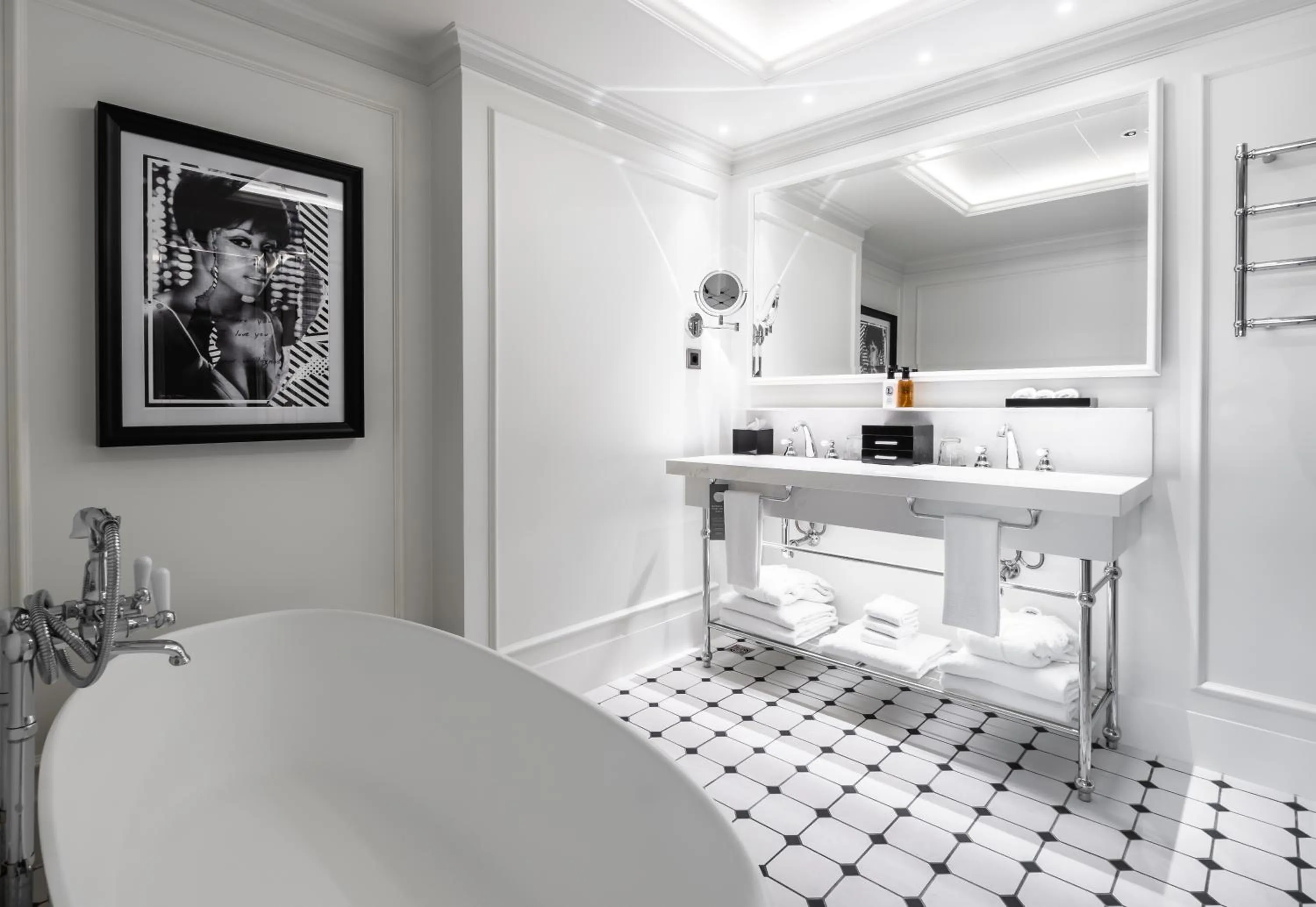 Bathroom, Bed in Sofitel Barcelona Skipper