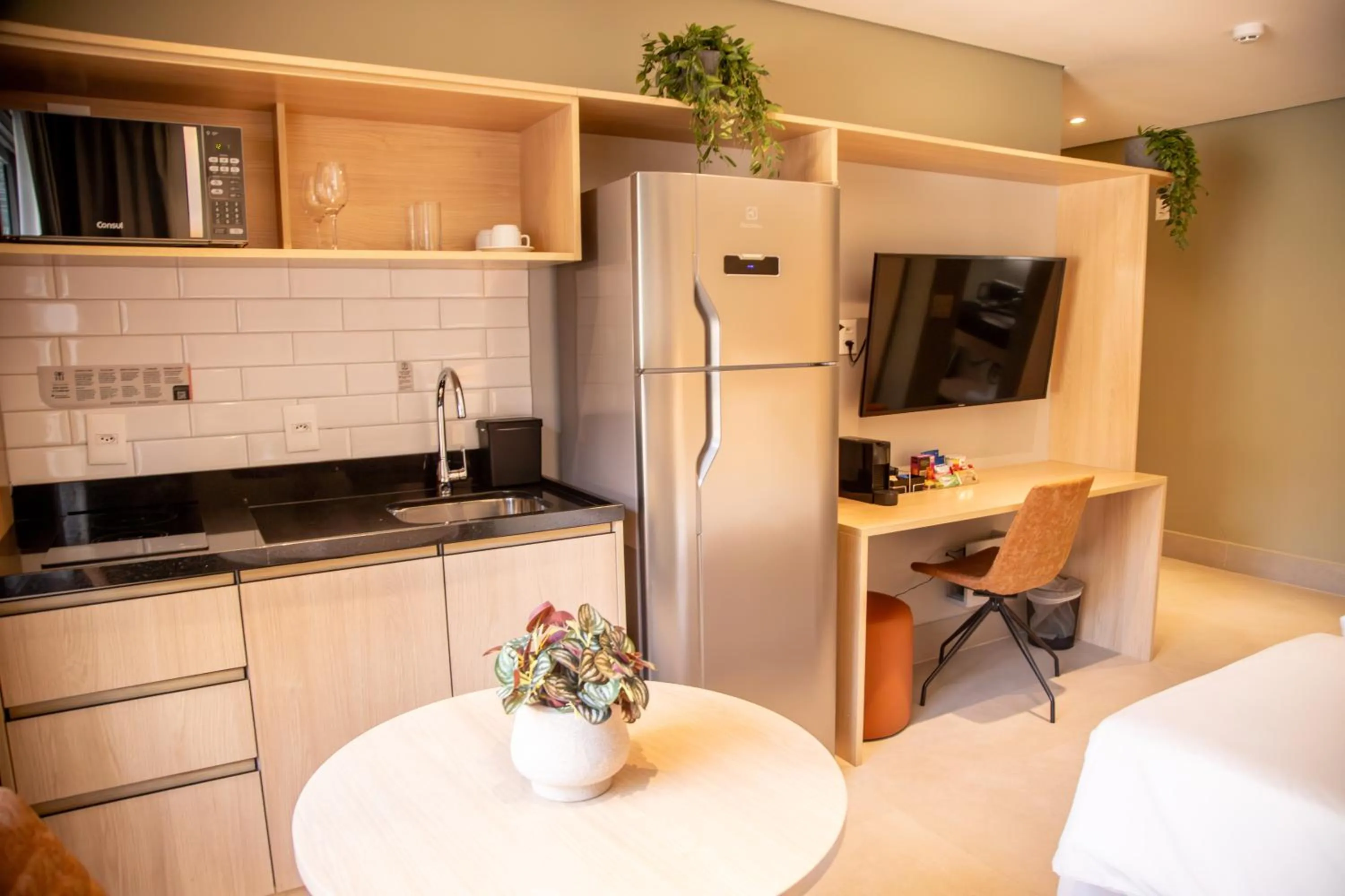 Kitchen or kitchenette in Cozzy Suites Paraíso Hotel
