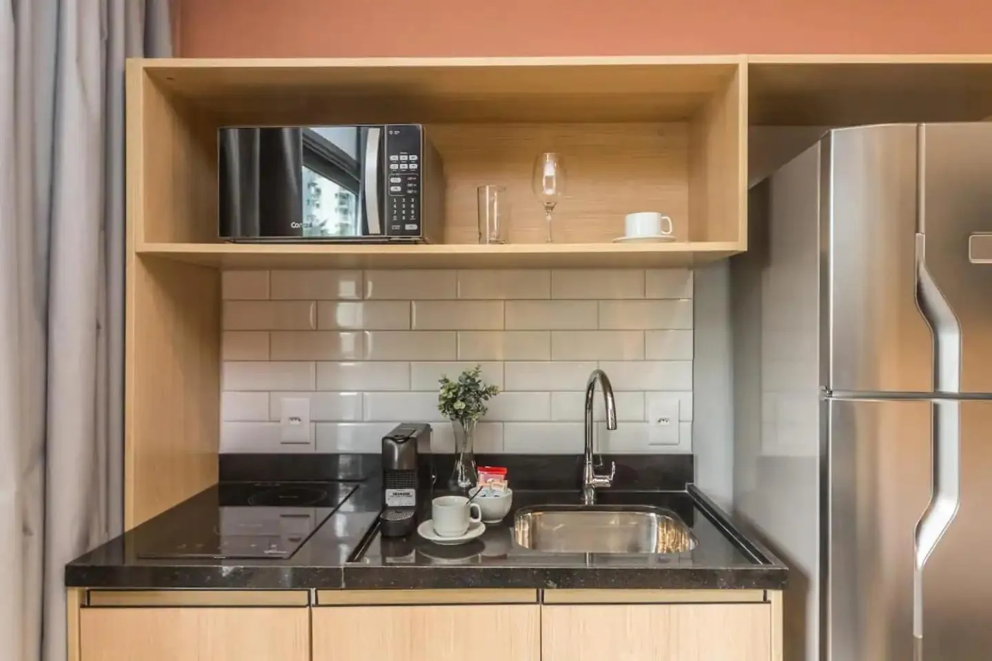 Coffee/tea facilities in Cozzy Suites Paraíso Hotel