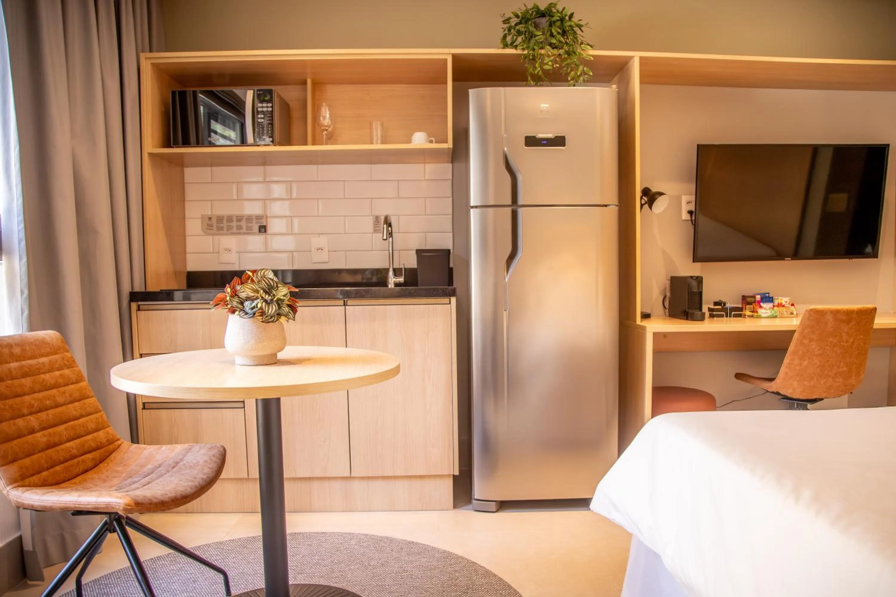 Kitchen or kitchenette in Cozzy Suites Paraíso Hotel