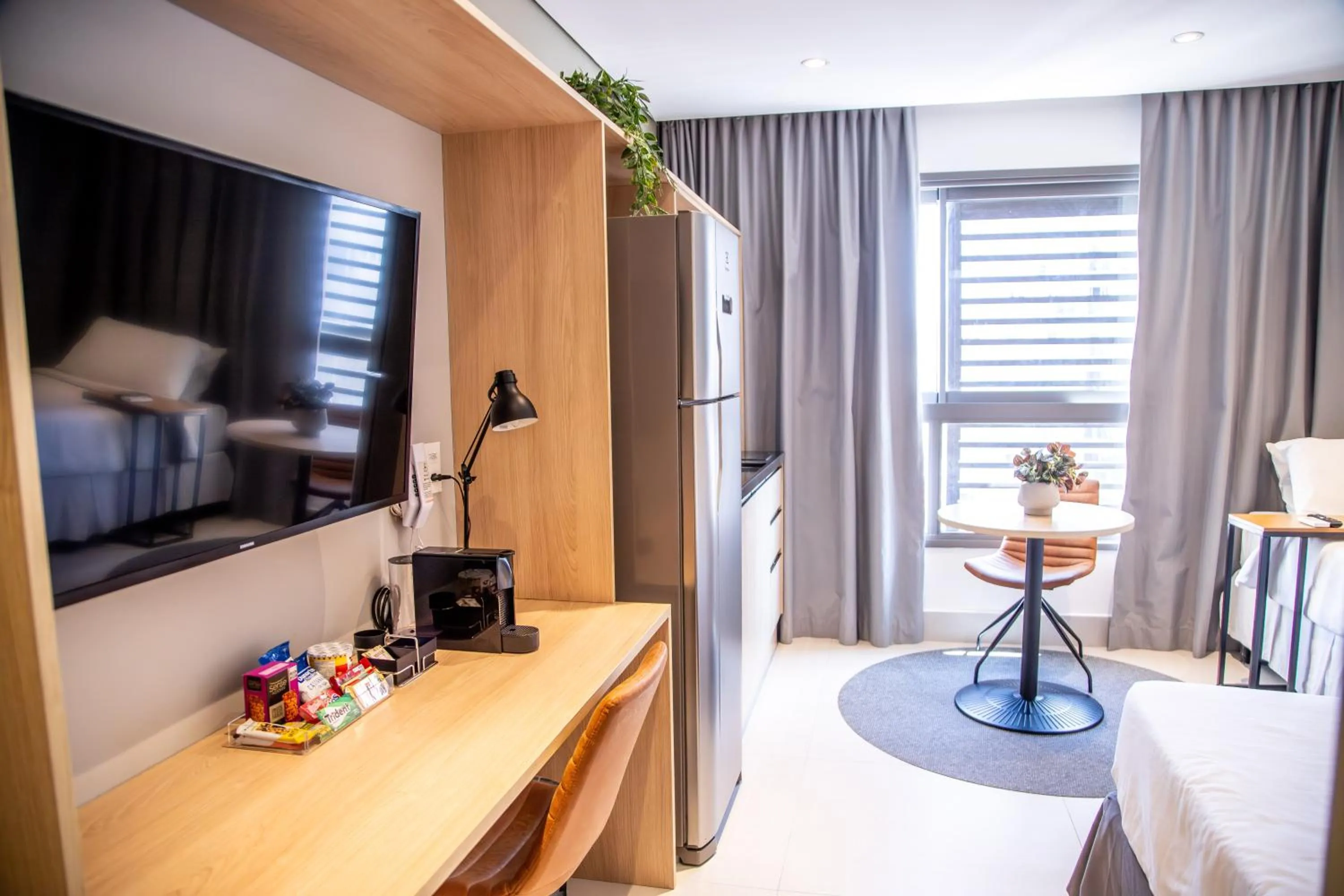 Communal lounge/ TV room, Bed in Cozzy Suites Paraíso Hotel