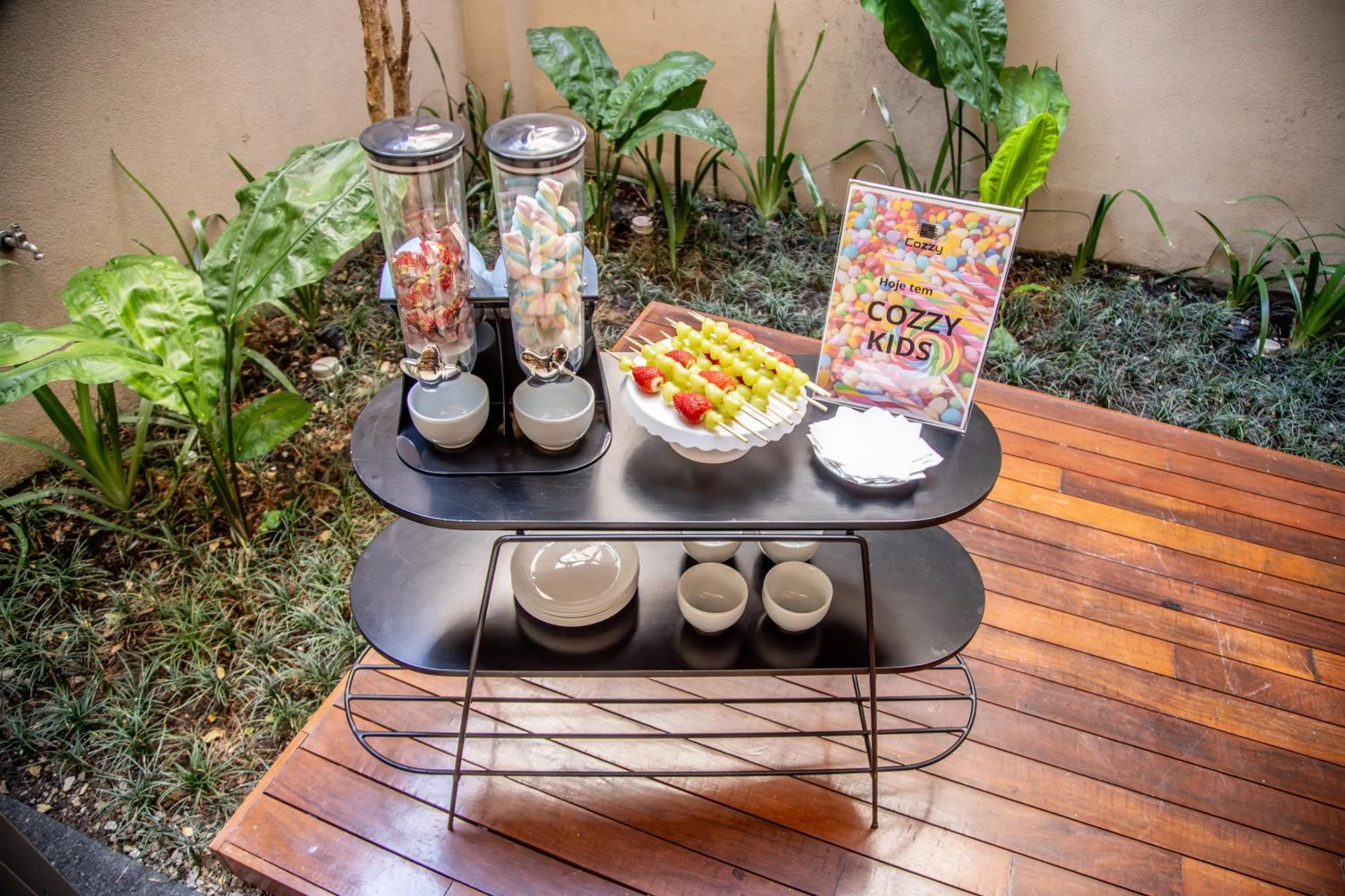 children in Cozzy Suites Paraíso Hotel