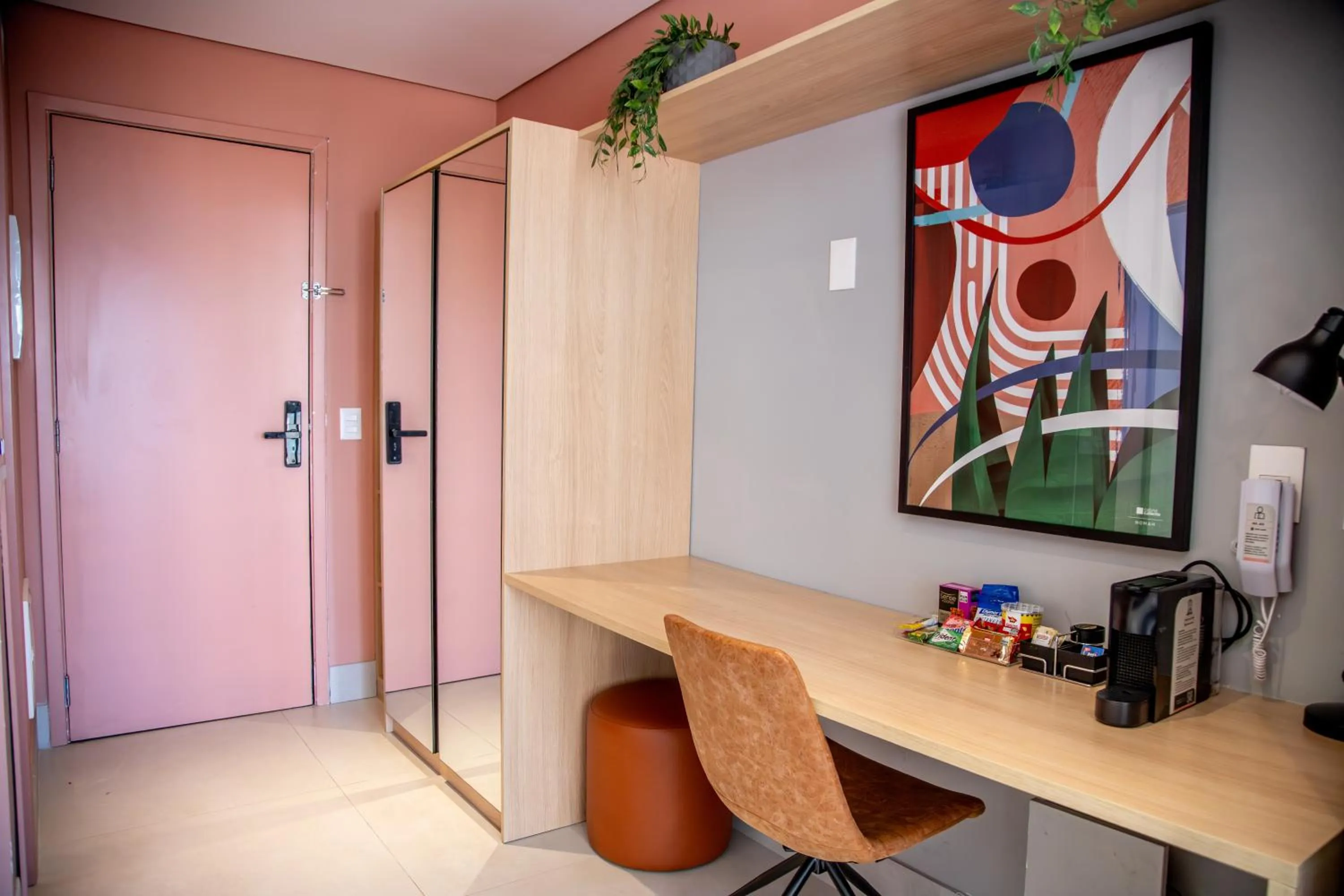 wardrobe in Cozzy Suites Paraíso Hotel