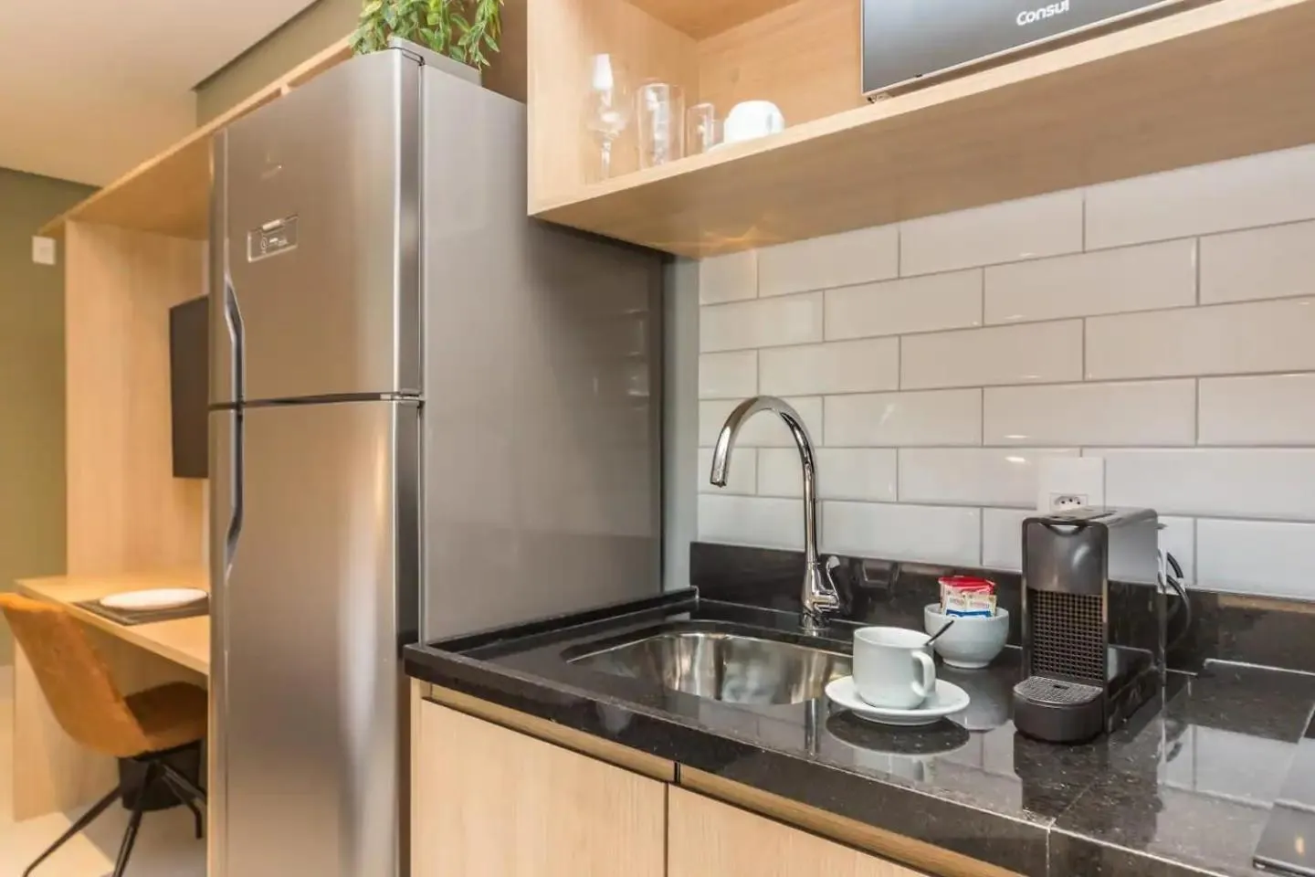 Kitchen or kitchenette in Cozzy Suites Paraíso Hotel