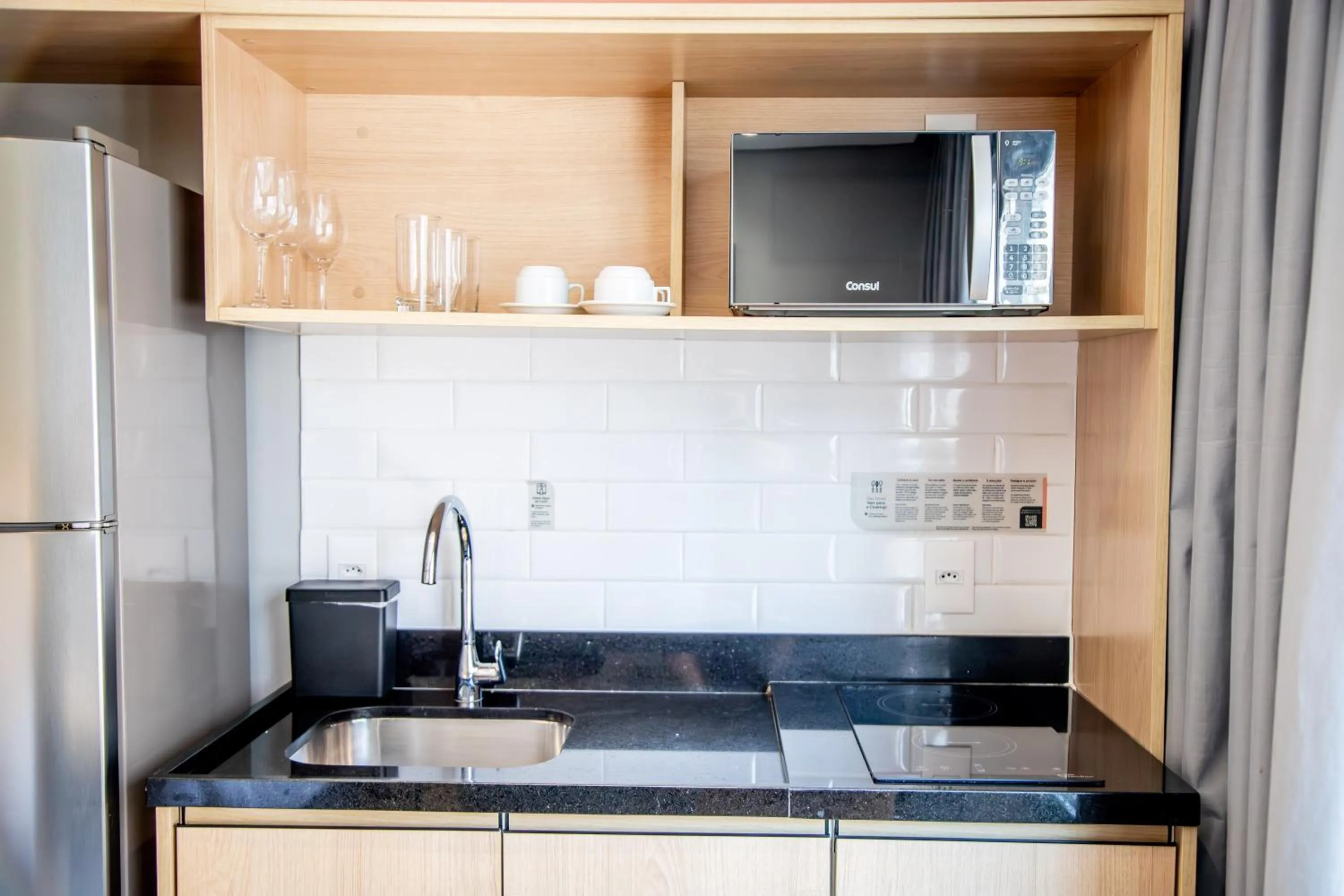 Kitchen or kitchenette in Cozzy Suites Paraíso Hotel