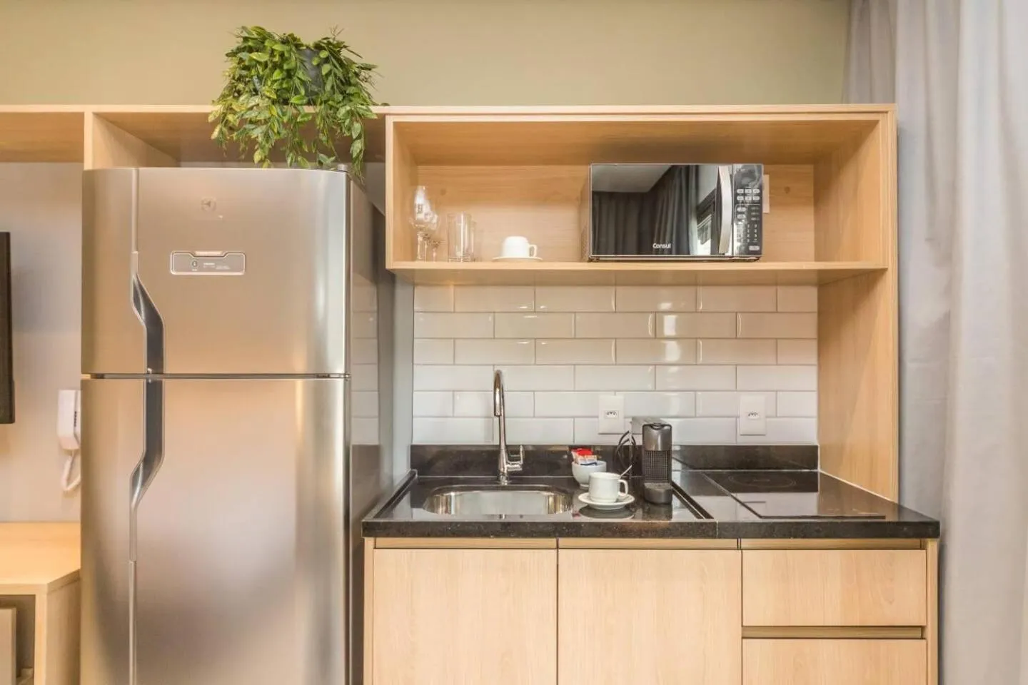 Kitchen or kitchenette in Cozzy Suites Paraíso Hotel