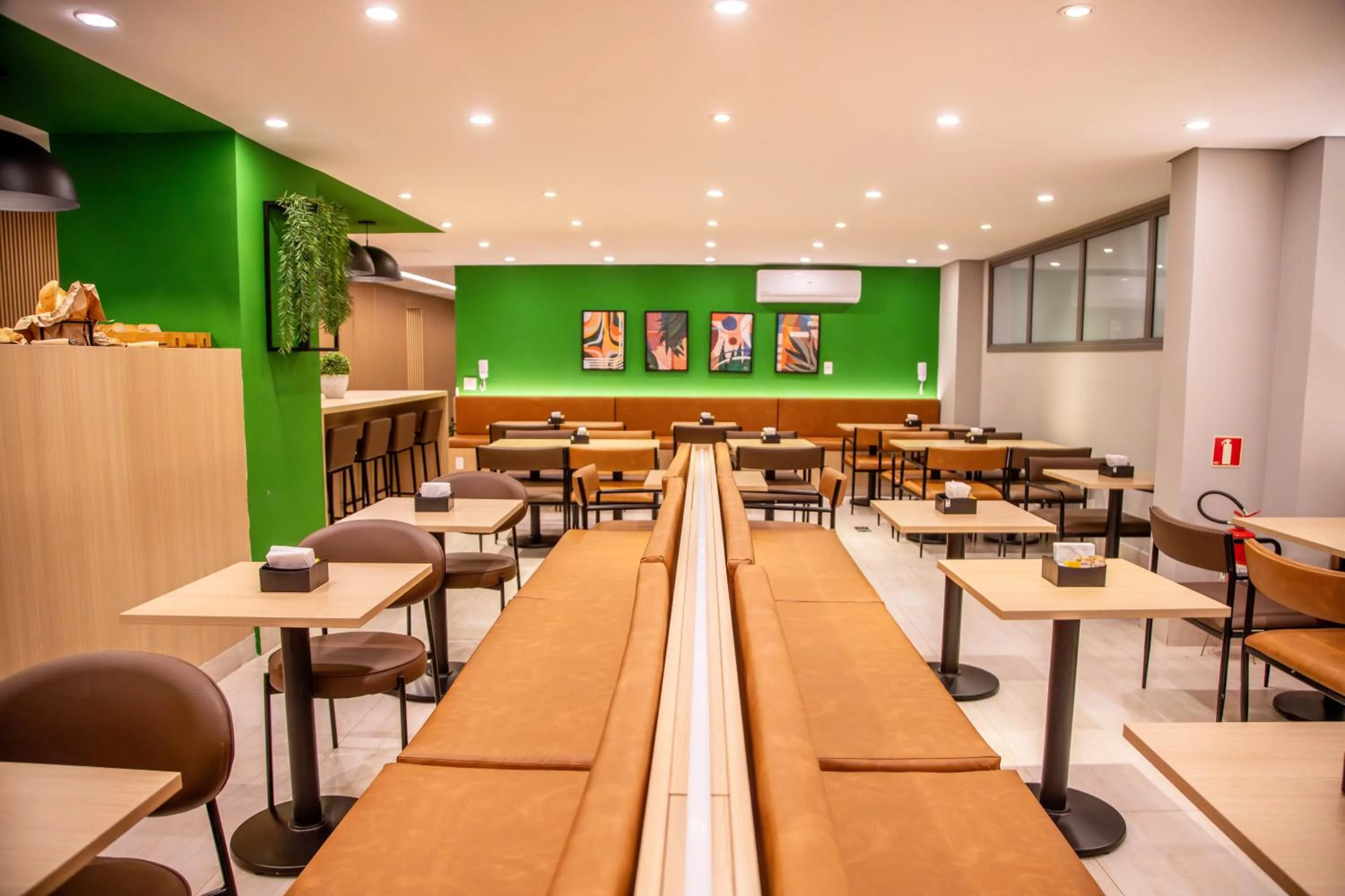 Restaurant/places to eat in Cozzy Suites Paraíso Hotel