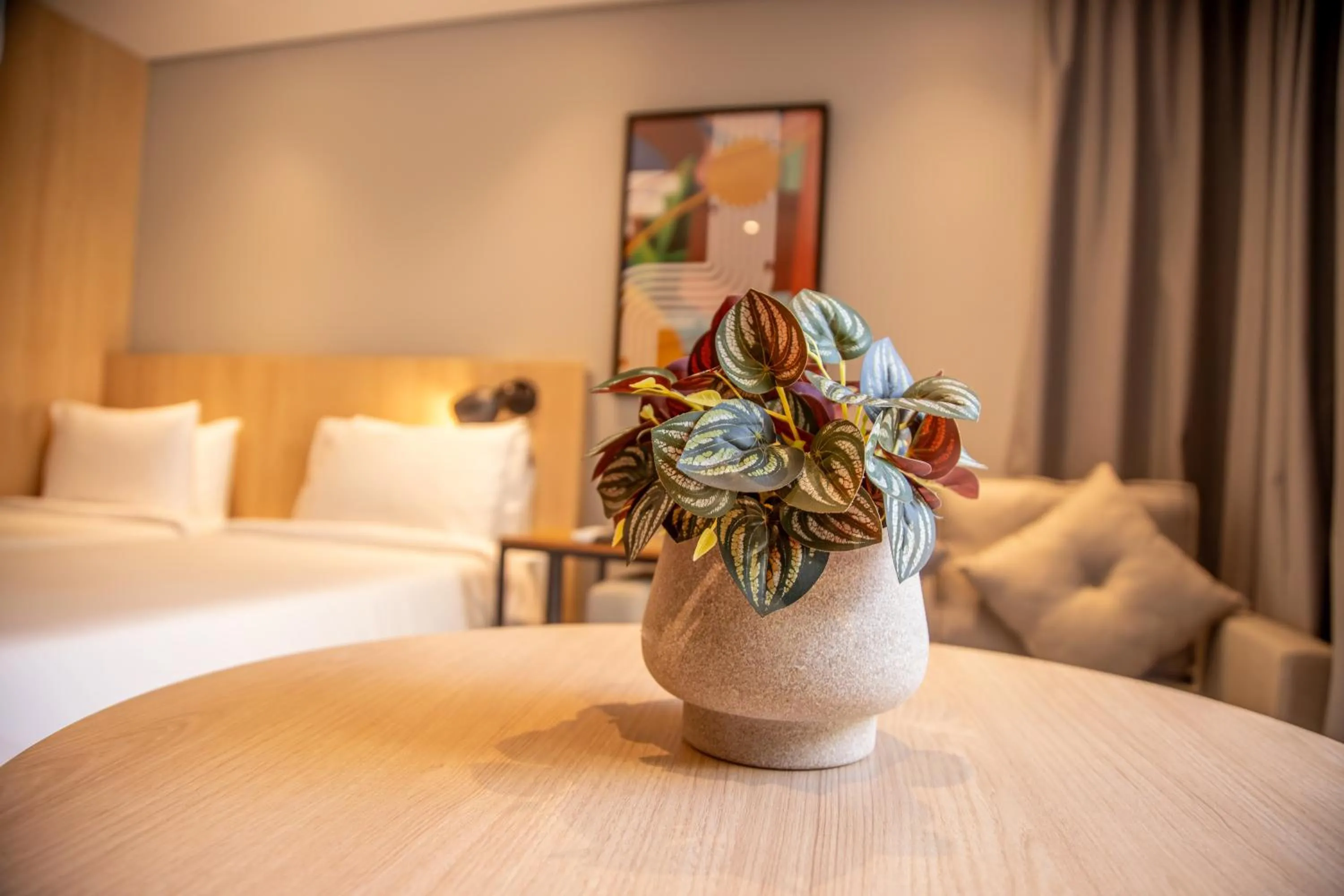 Seating area, Bed in Cozzy Suites Paraíso Hotel