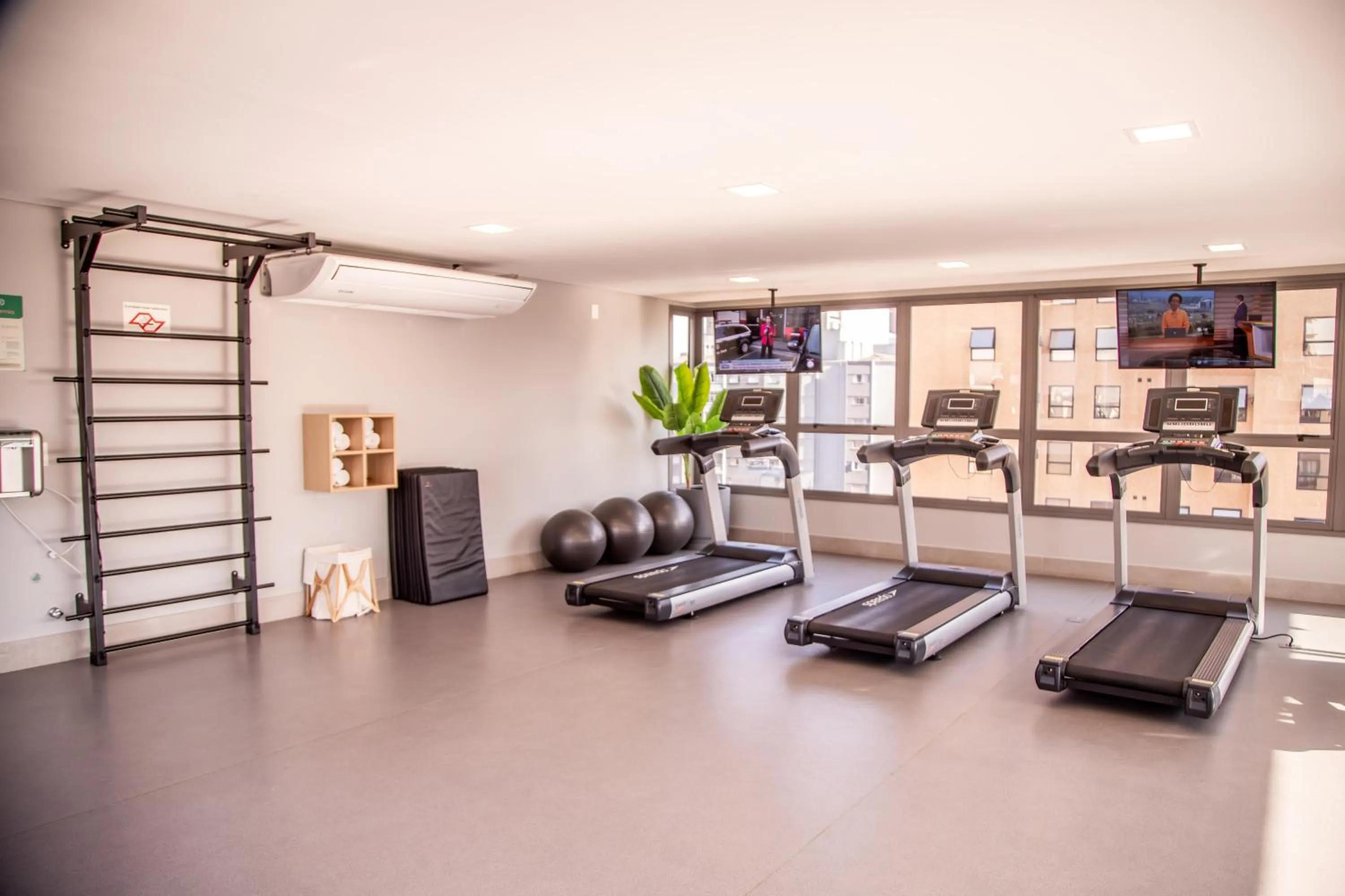 Fitness centre/facilities in Cozzy Suites Paraíso Hotel