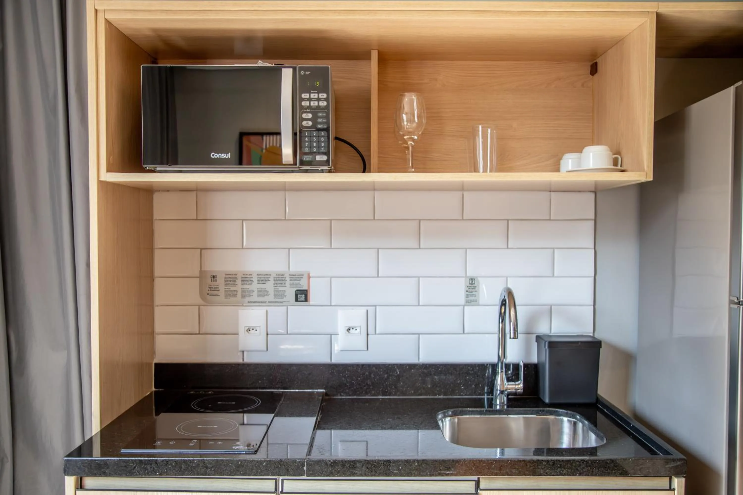 Kitchen or kitchenette in Cozzy Suites Paraíso Hotel