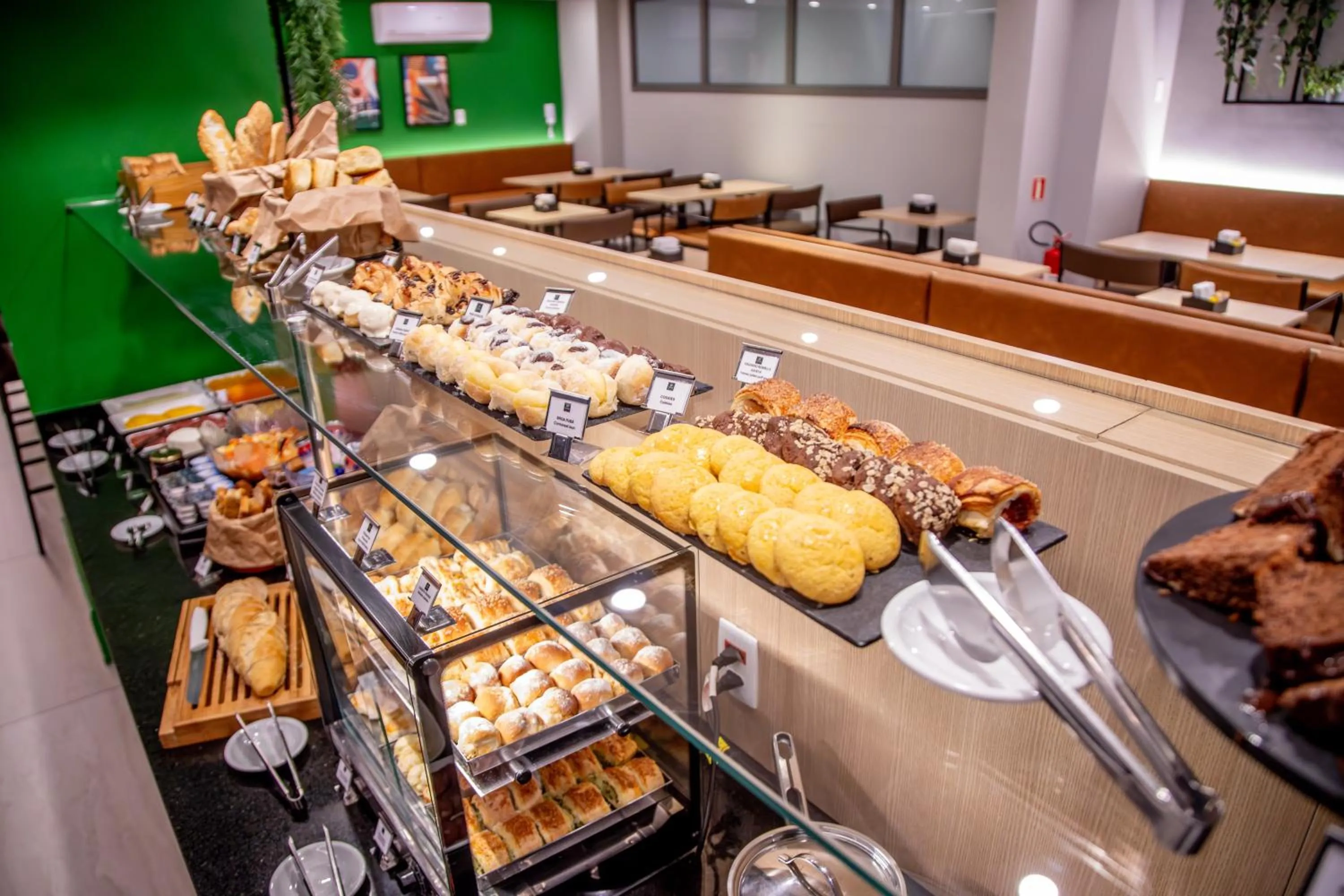 Buffet breakfast in Cozzy Suites Paraíso Hotel