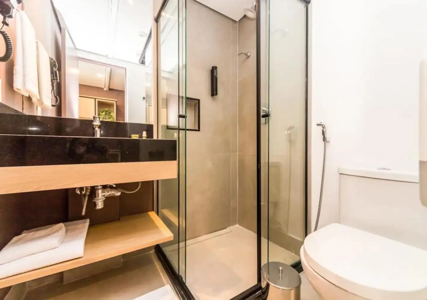 Bathroom in Cozzy Suites Paraíso Hotel