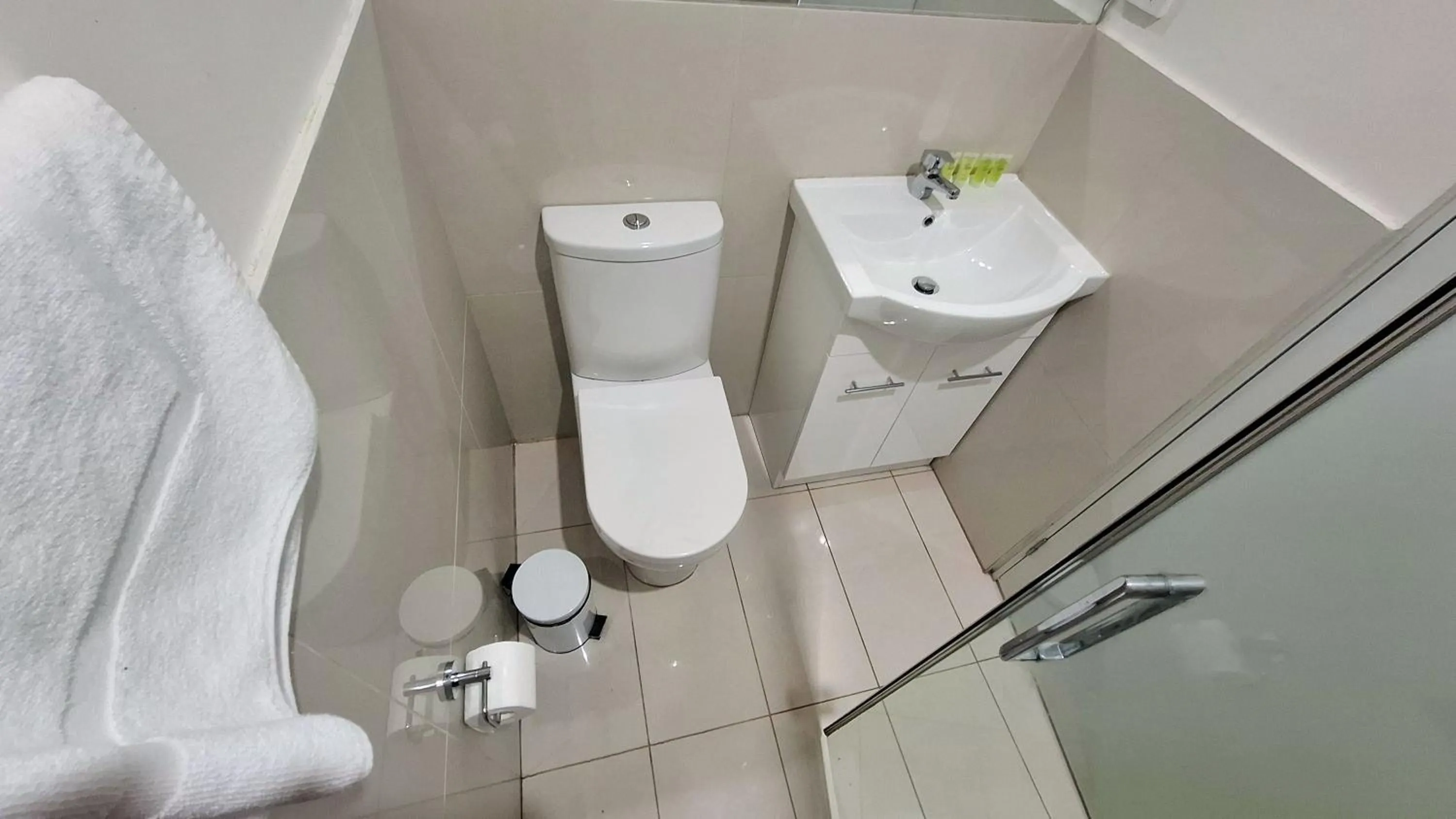 Toilet in Exodus Dandenong Apartment Hotel