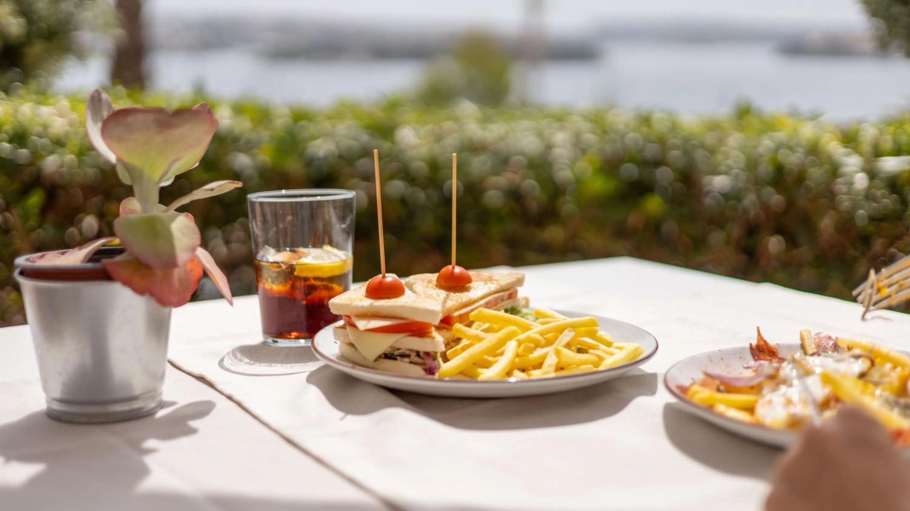 Restaurant/places to eat in Seth Port Mahón