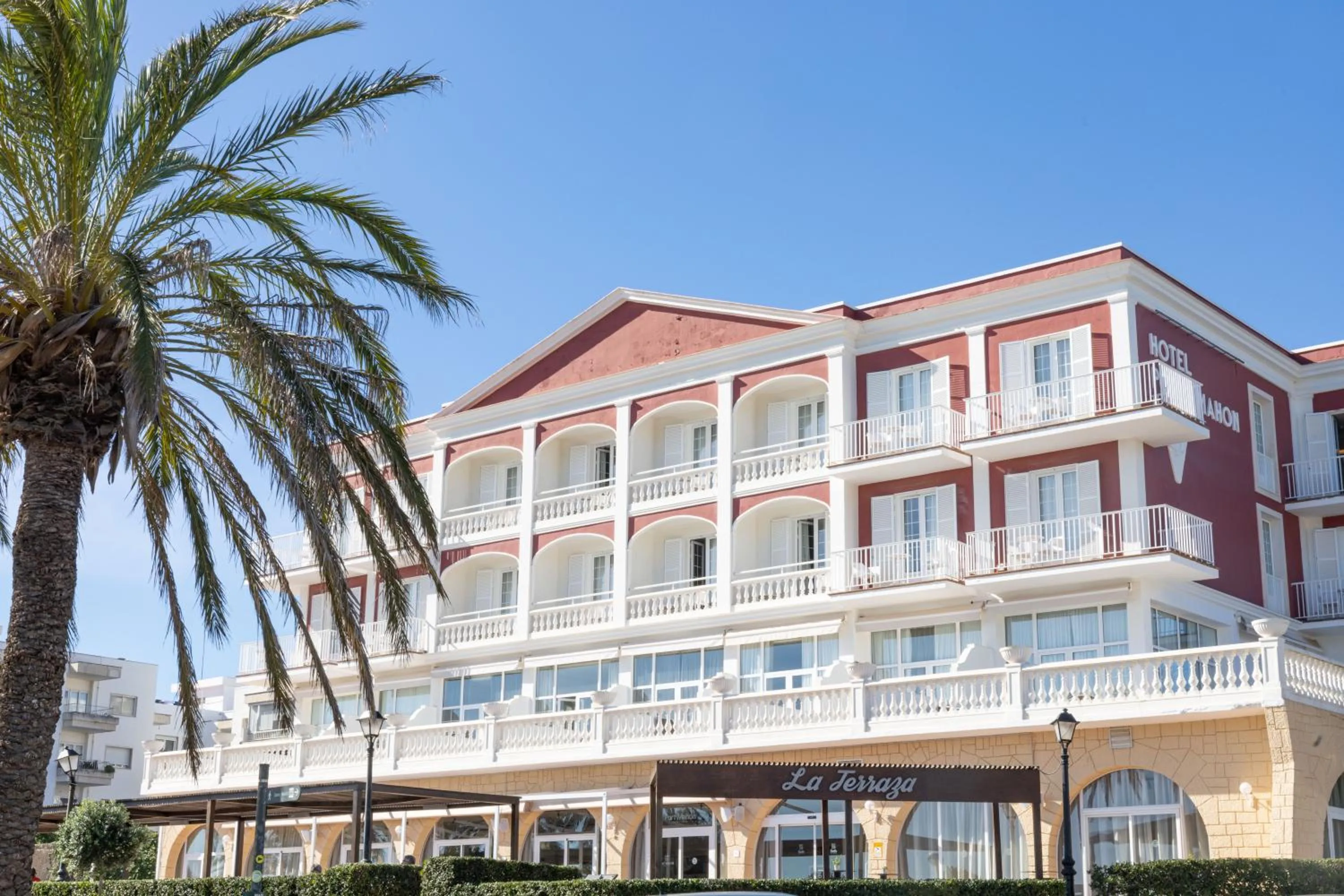 Facade/entrance in Seth Port Mahón