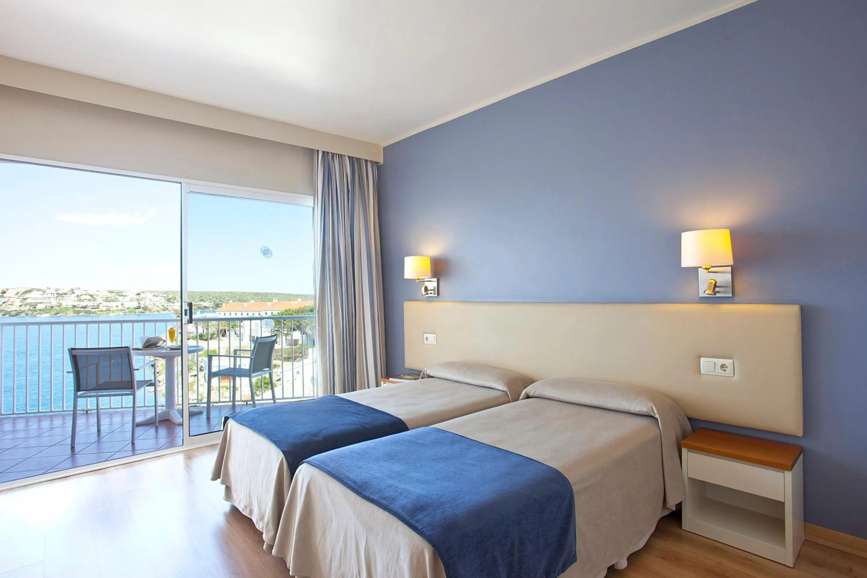 Balcony/Terrace, Bed in Hotel Agamenón