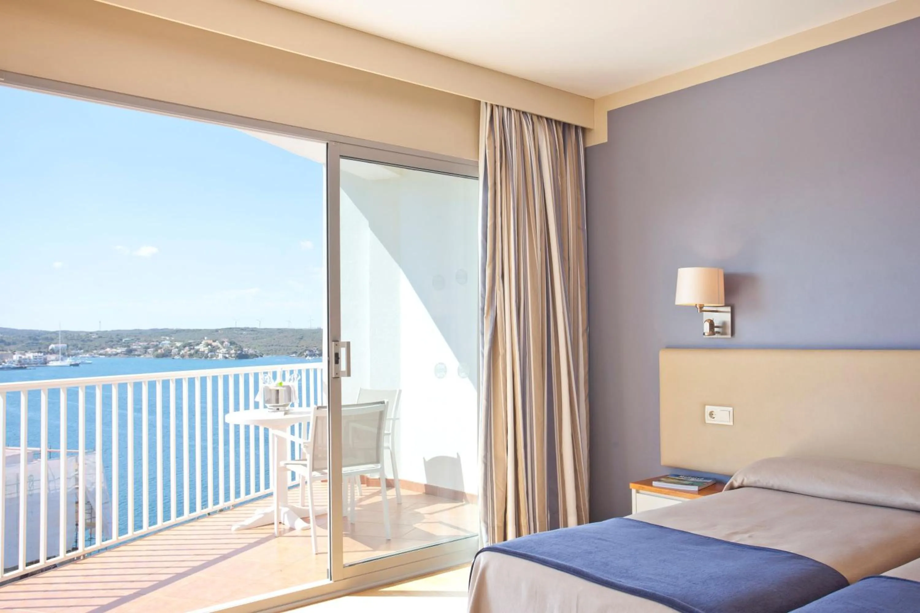 Balcony/Terrace, Bed in Hotel Agamenón