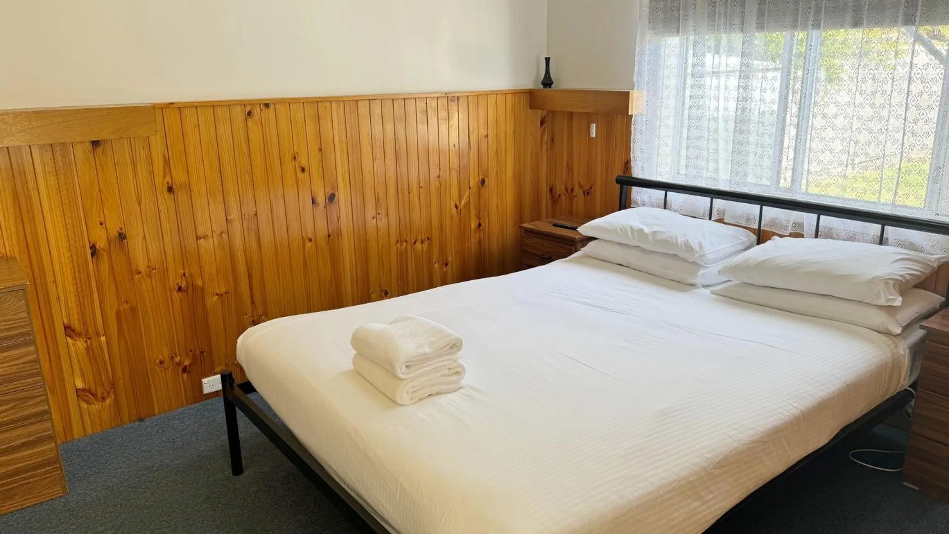 Bedroom, Bed in Ocean Bridge Lakes Entrance