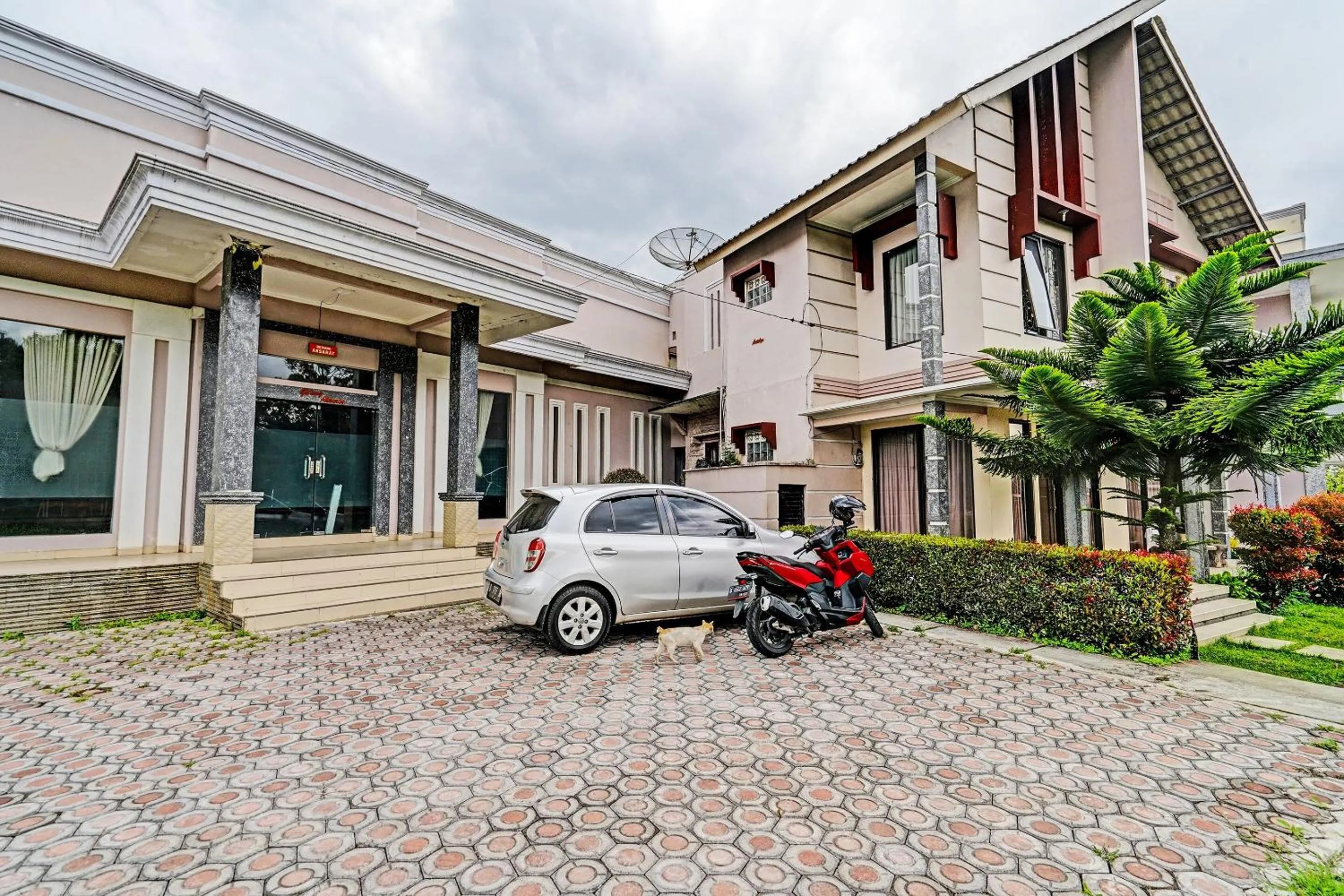 Facade/entrance in OYO 92023 Singgasana Cipelah Syariah