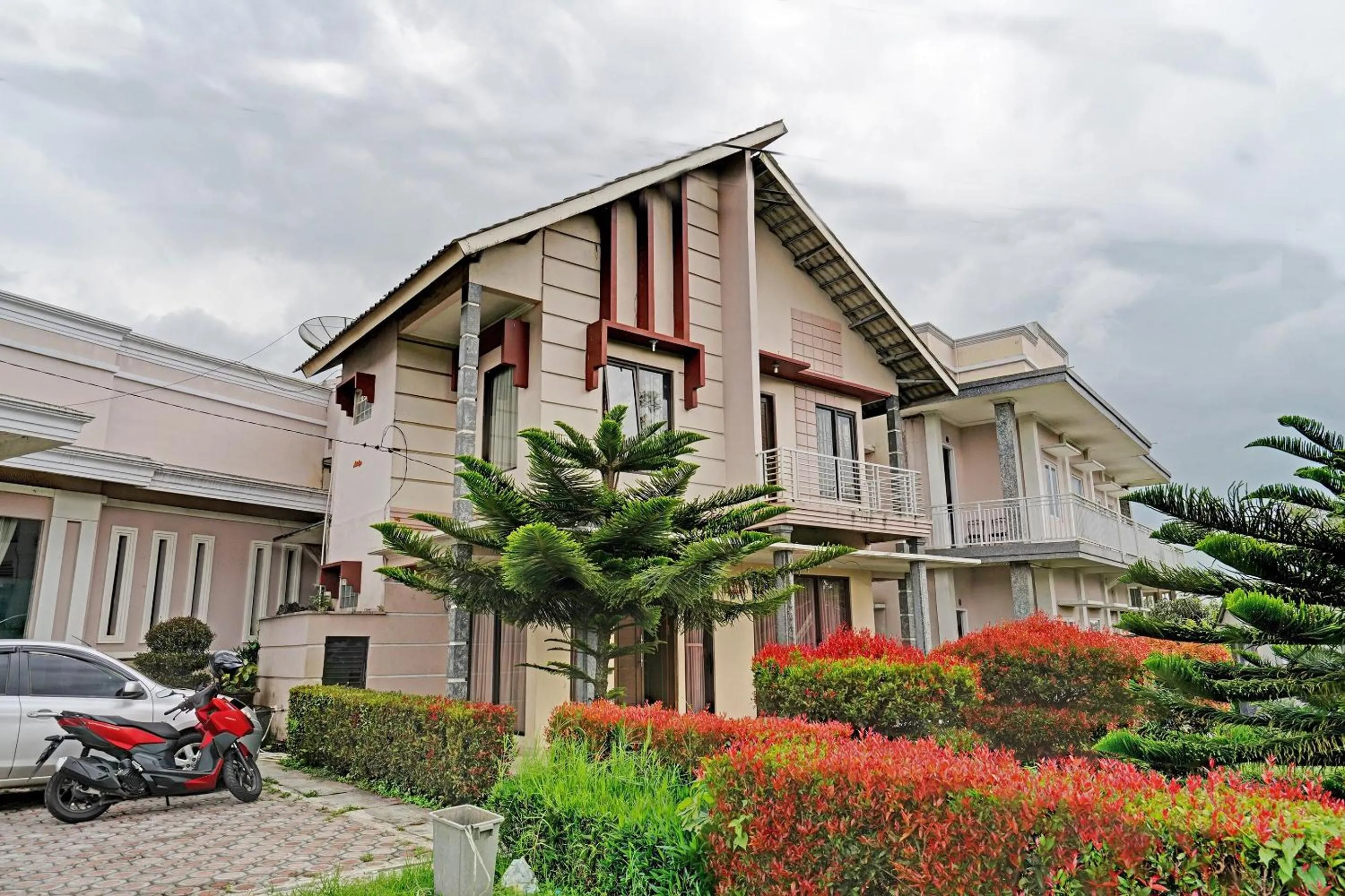 Facade/entrance in OYO 92023 Singgasana Cipelah Syariah