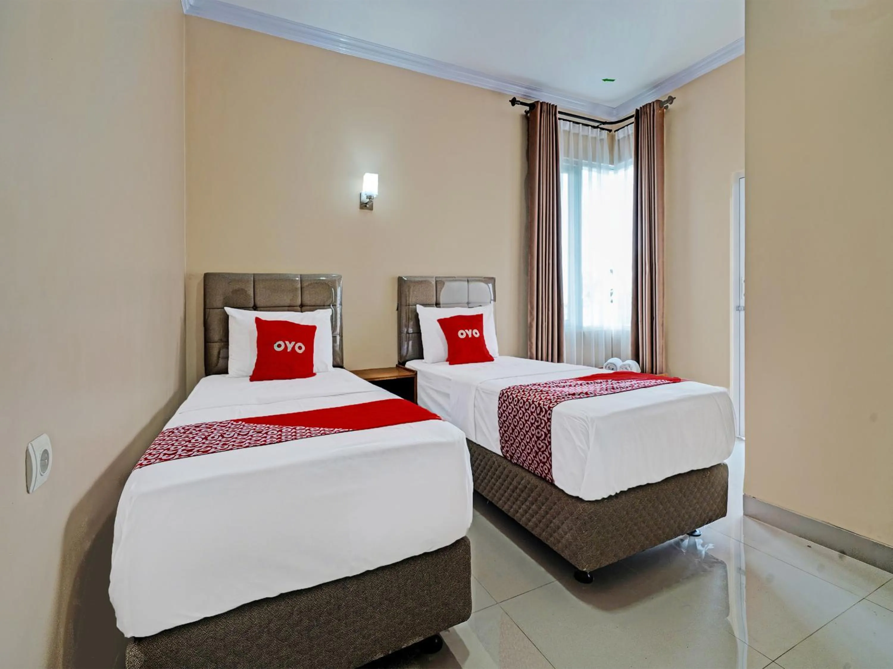 Deluxe Twin Room in OYO 92023 Singgasana Cipelah Syariah