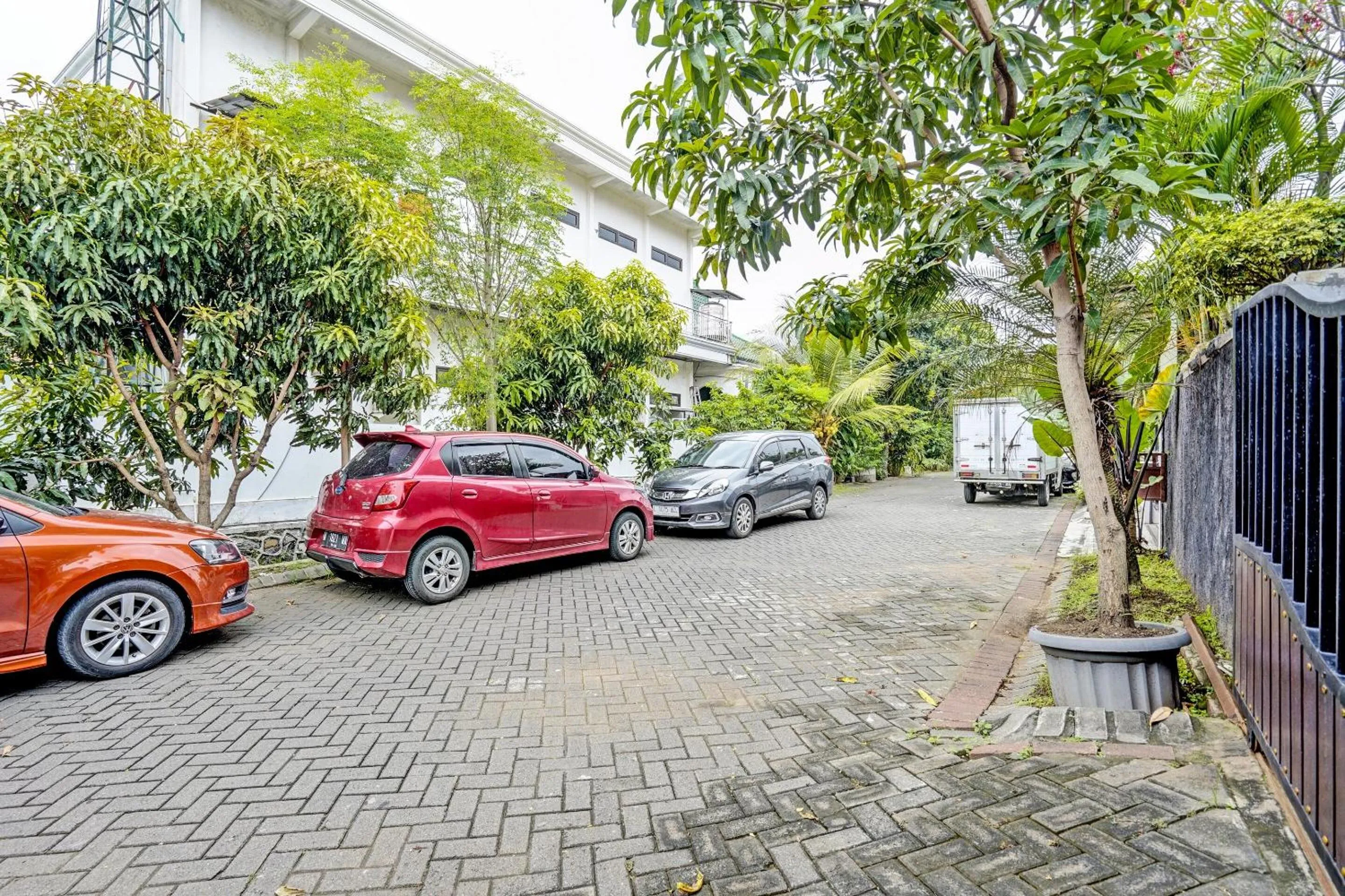 Facade/entrance in OYO Life 92030 Ef Palm Guest House Family