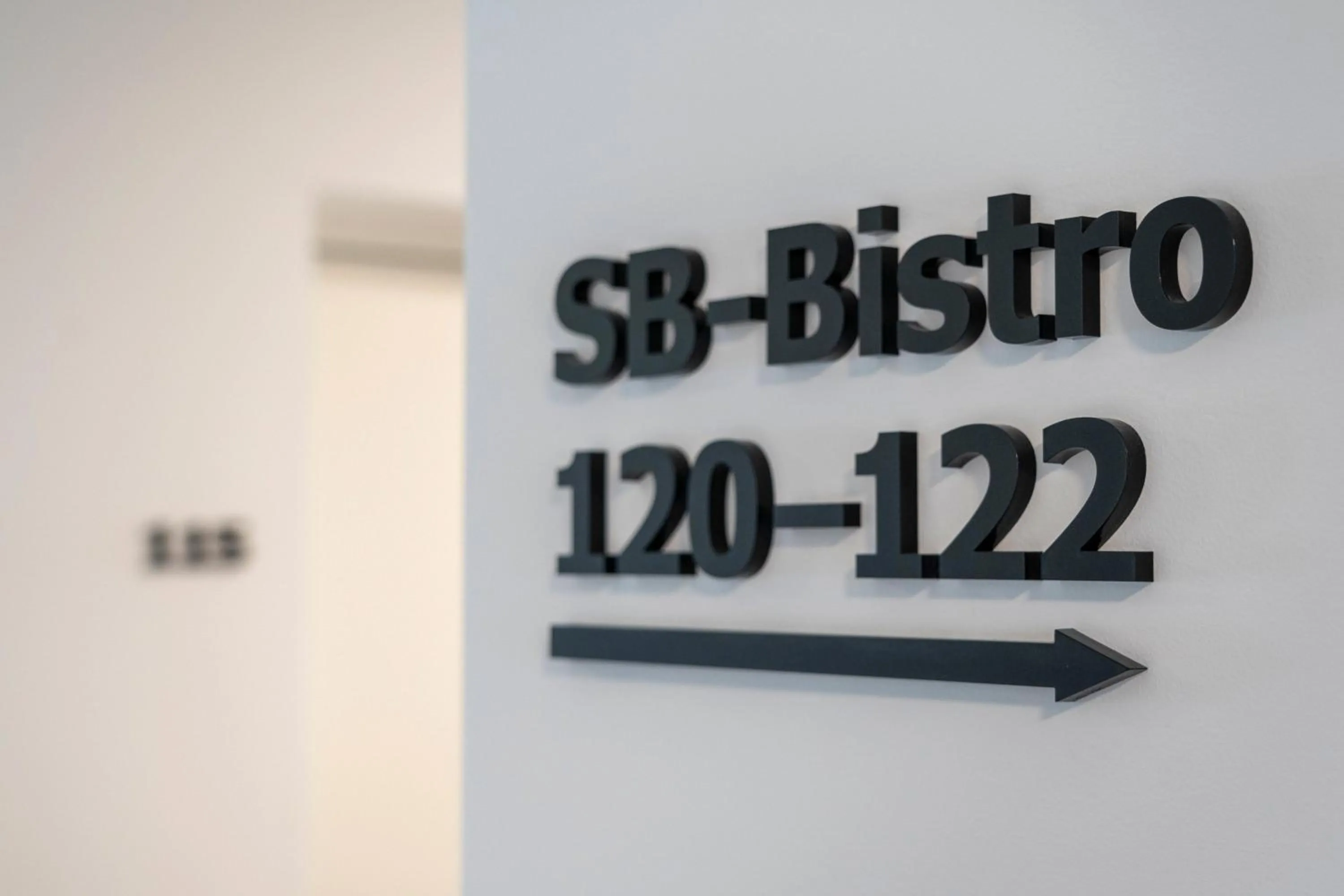 Text overlay in Village by Maier - kontaktloser Check-in