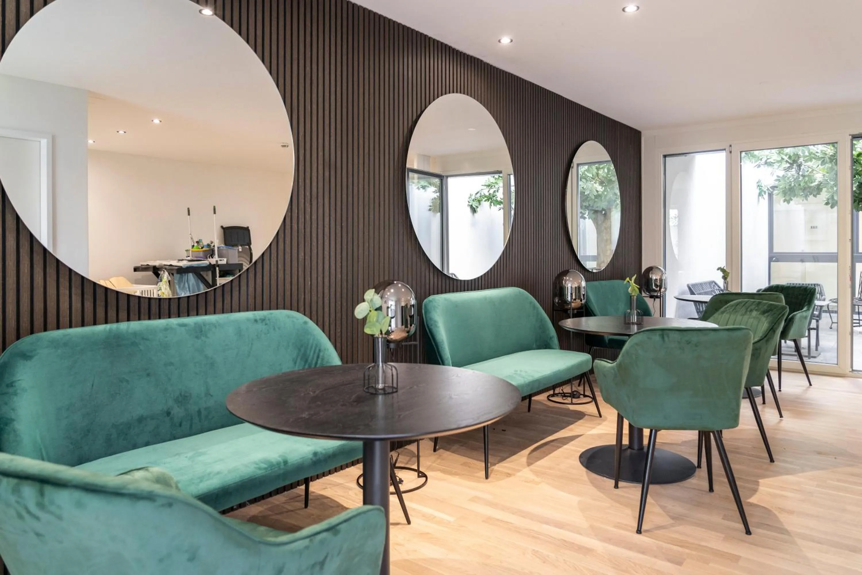 Seating area in Village by Maier - kontaktloser Check-in