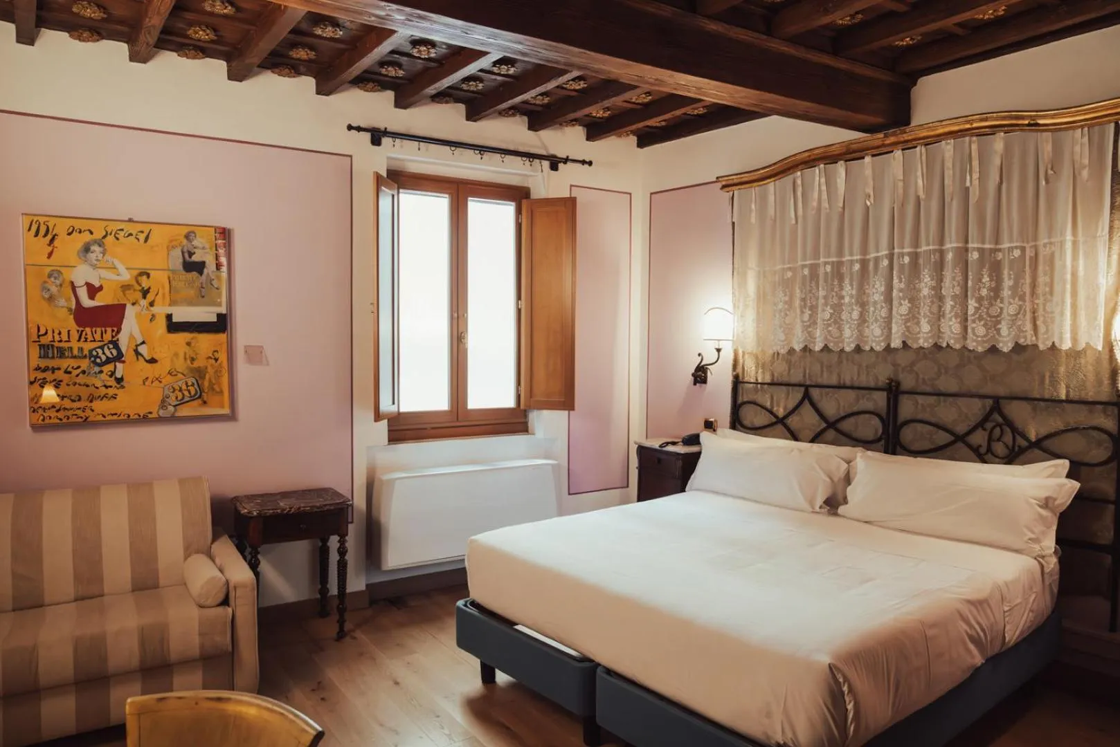 Photo of the whole room, Bed in II Guelfo Bianco