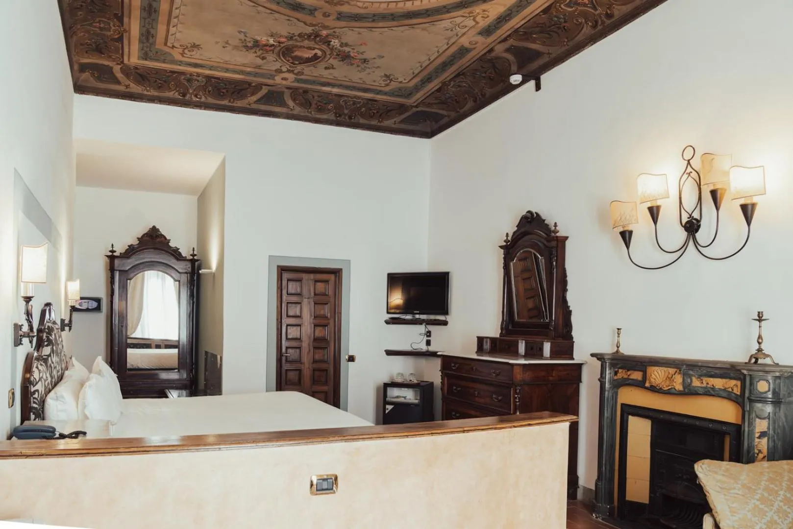 Photo of the whole room, Bed in II Guelfo Bianco