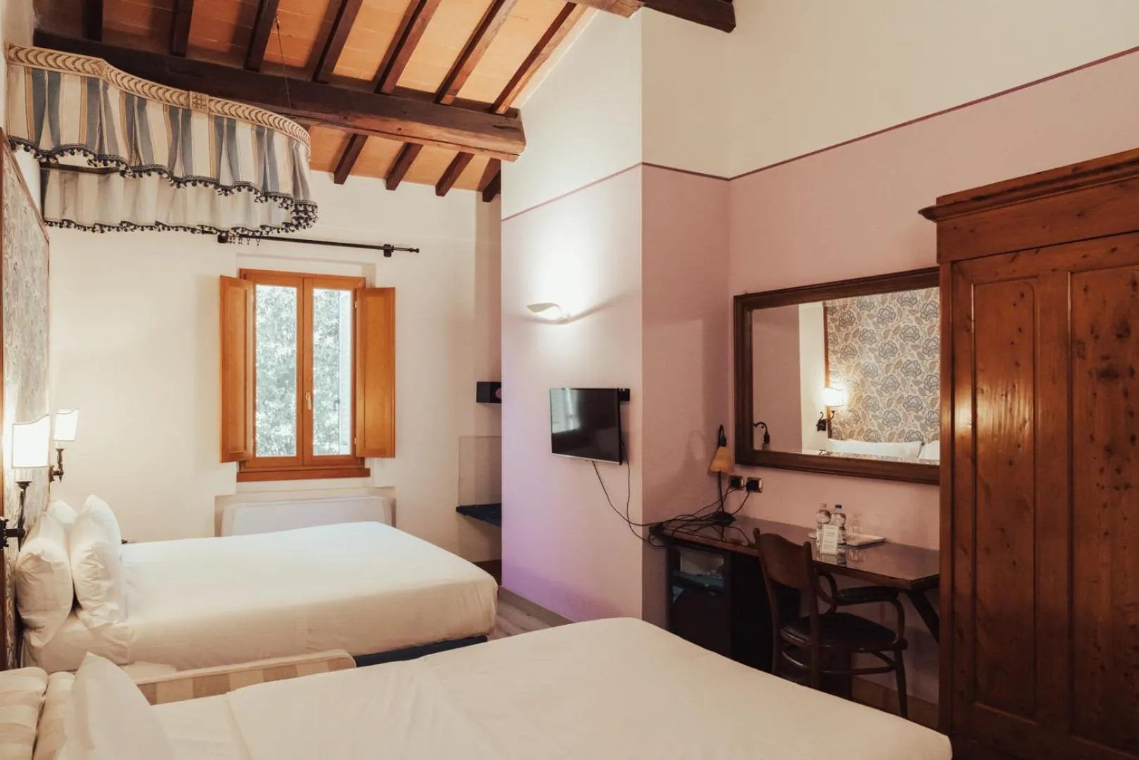 Photo of the whole room, Bed in II Guelfo Bianco