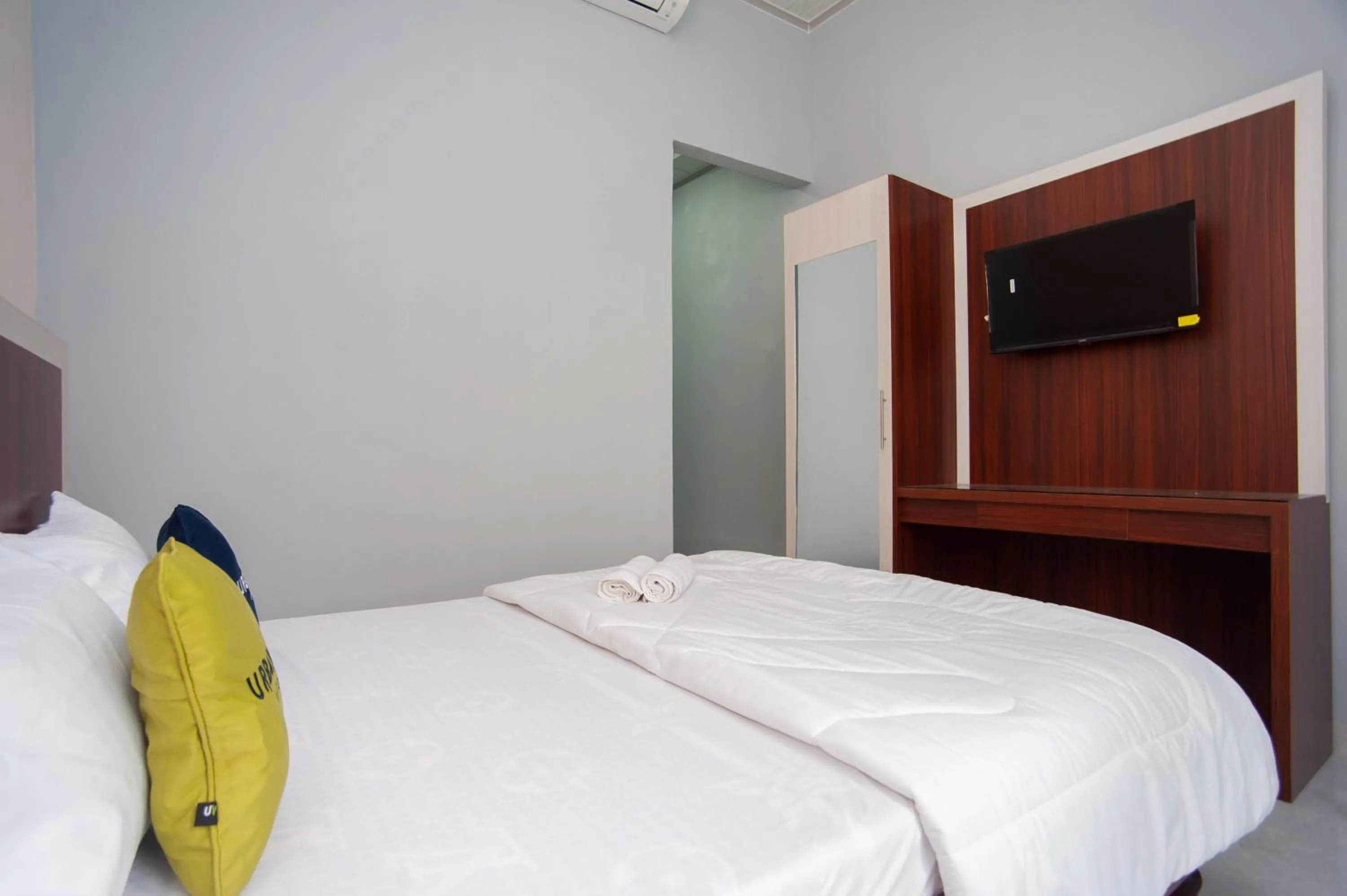 Bedroom, Bed in Urbanview Hotel Pangeran Palembang by RedDoorz