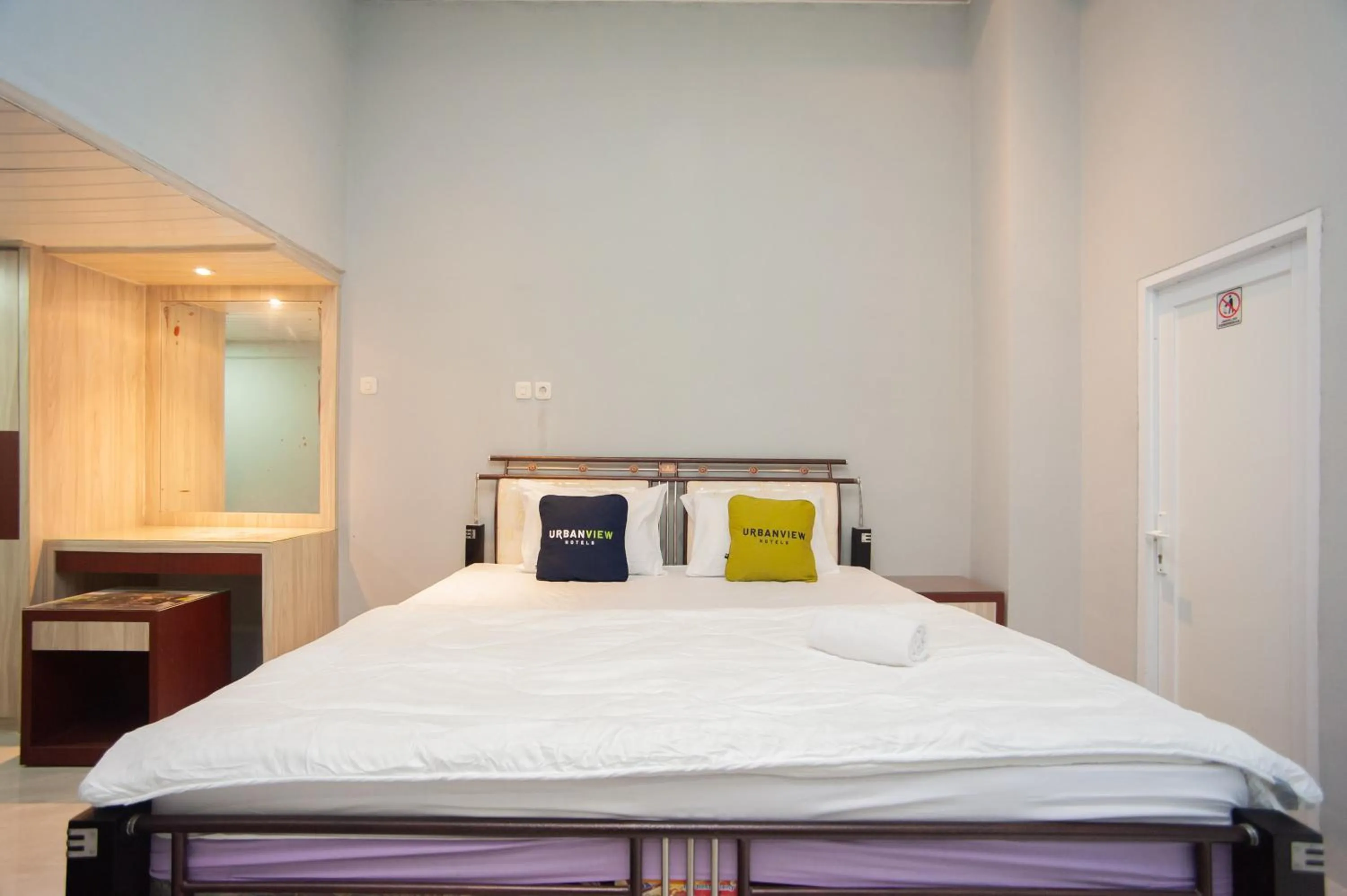 Bedroom, Bed in Urbanview Hotel Pangeran Palembang by RedDoorz